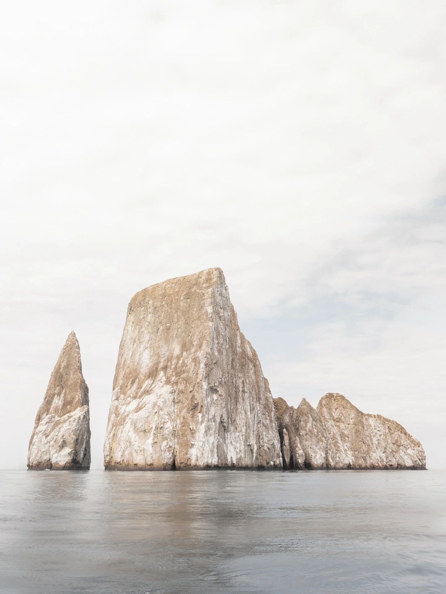 Some love letters from Gal&aacute;pagos Islands 💌
The beauty of this place has no comparition, full of  photogenic landscapes, wildlife cohabitating with human life and amazing people! 
@parquegalapagos
📸 @daniela.cazar_photo 

#galapagos #destinat