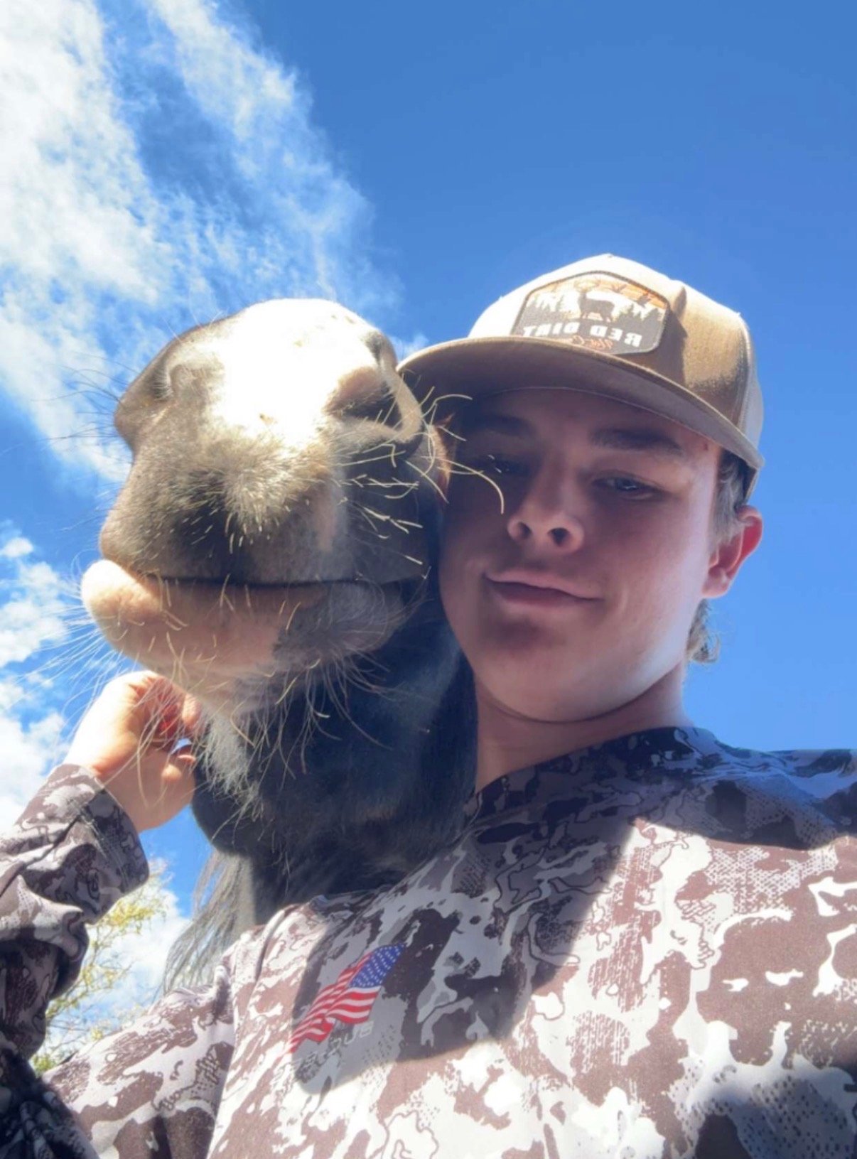 An empty black outline of a user icon on a white background.