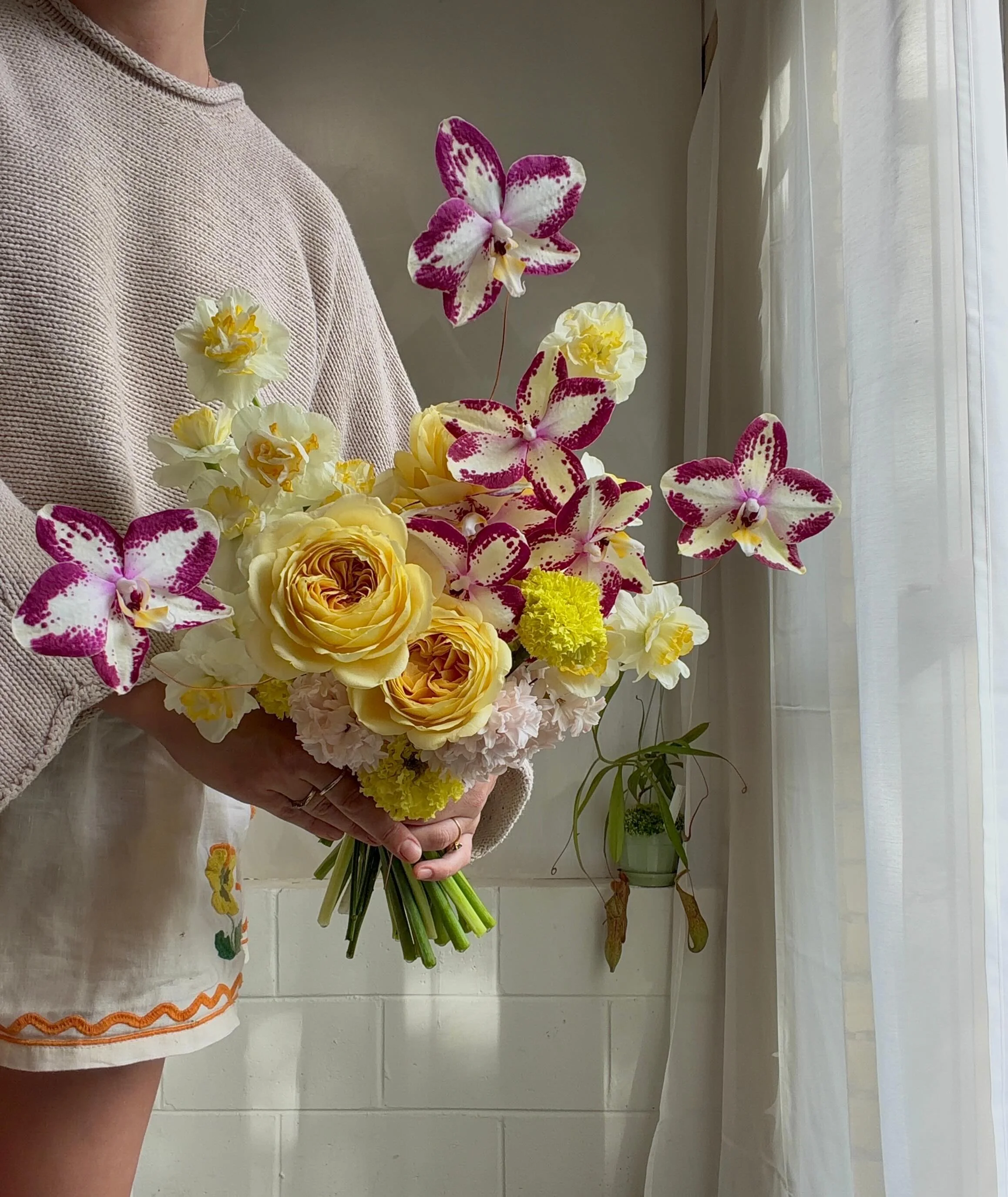🍋🍋🍋

Calling all brides who want fun, whimsical florals, let&rsquo;s create something beautiful together ✨

(And yes, photobombed by the sweetest little flower in the last slide 🥹)