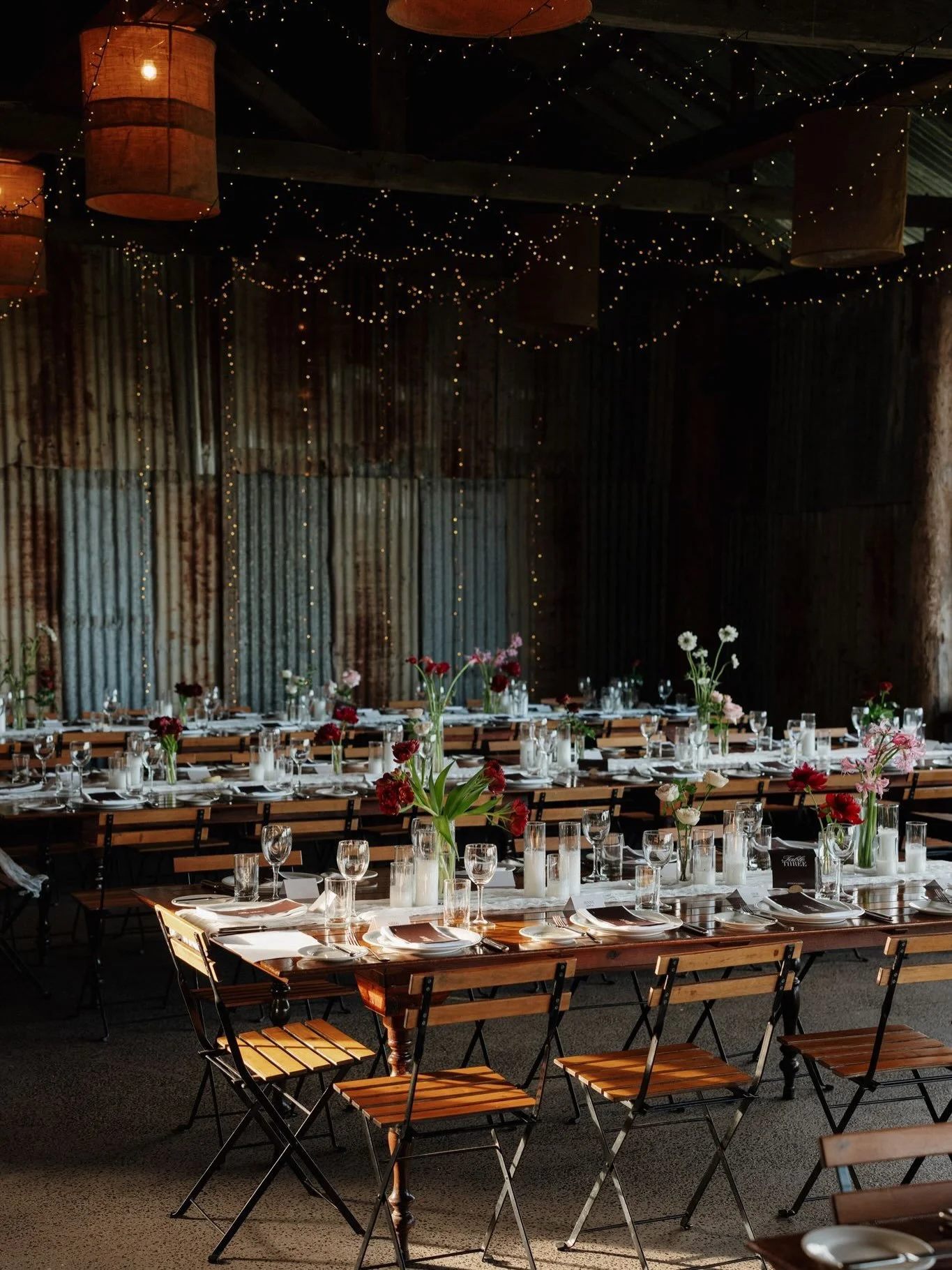 Repeat after me ~ Reception flowers are non-negotiable &hearts;️

Your guests might forget what was on the menu, but they&rsquo;ll never forget how the room made them feel.

📸 @lukemiddlemissphotography
