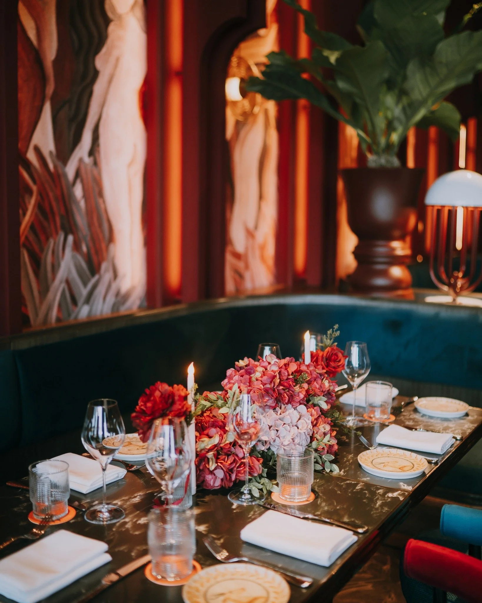 For couples who want something smaller, yet effortlessly stunning, Baia a offers a Post-ROM Lunch Package designed for couples who prefer a cosy yet elegant setting which includes:
- 4-course celebration lunch for six
- 1.5-hour photoshoot by @moonli