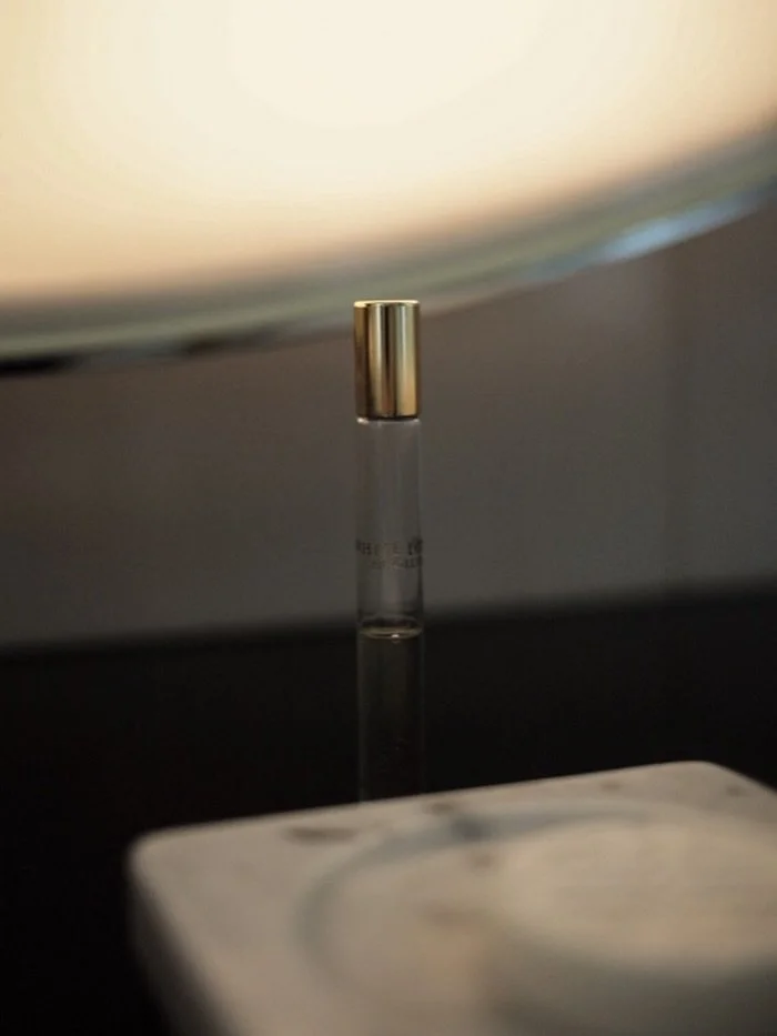 a lingering scent of rose, white lotus, and vanilla absolutes

薔薇と白蓮、バニラの余韻。

.

.

#ロールオン #naturalperfume  #calmingscents #ナチュラルフレグランス #落ち着く香り