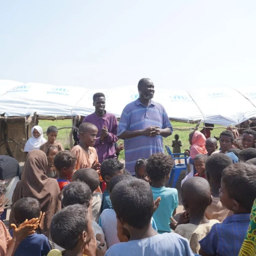 #educationanddramaforpeace Mario, EDP director, talks with some of the #sudanese#refugees in Chemedi, South Sudan. EDP members are all refugees and volunteers, like Mario, who has been displaced since 2012 in Khartoum, and now in Renk, South Sudan. #