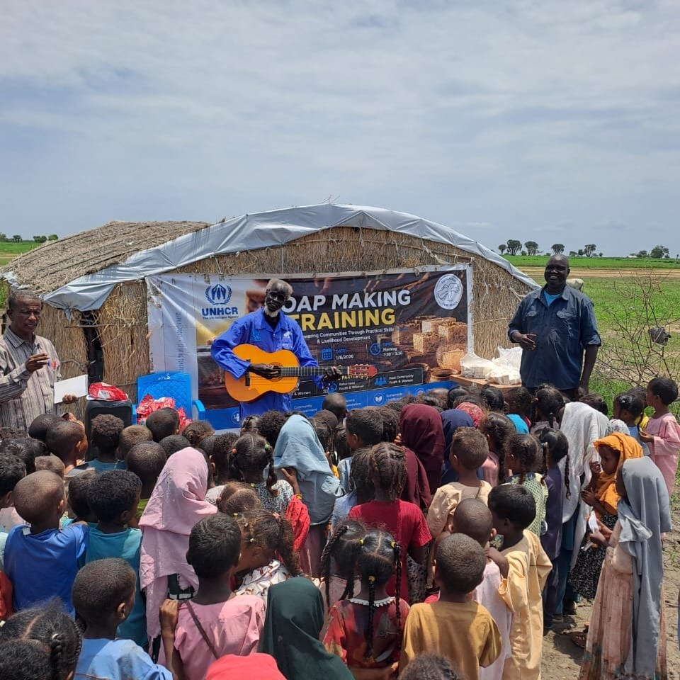 #educationanddramaforpeace#musicforpeace Artist Mario Bol plays #reggae guitar for Children at Chemedi #refugee#camp for #Sudanese #refugees #peaceinSudan