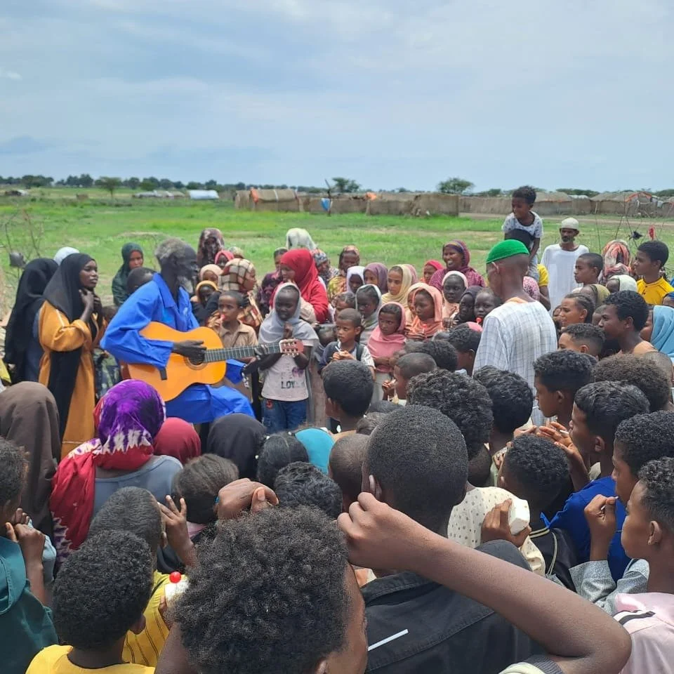 #educationanddramaforpeace#musicforpeace Mario Bol, artist from #Jonglei, plays his #reggae guitar for #Sudanese #refugee children#peaceinSudan
