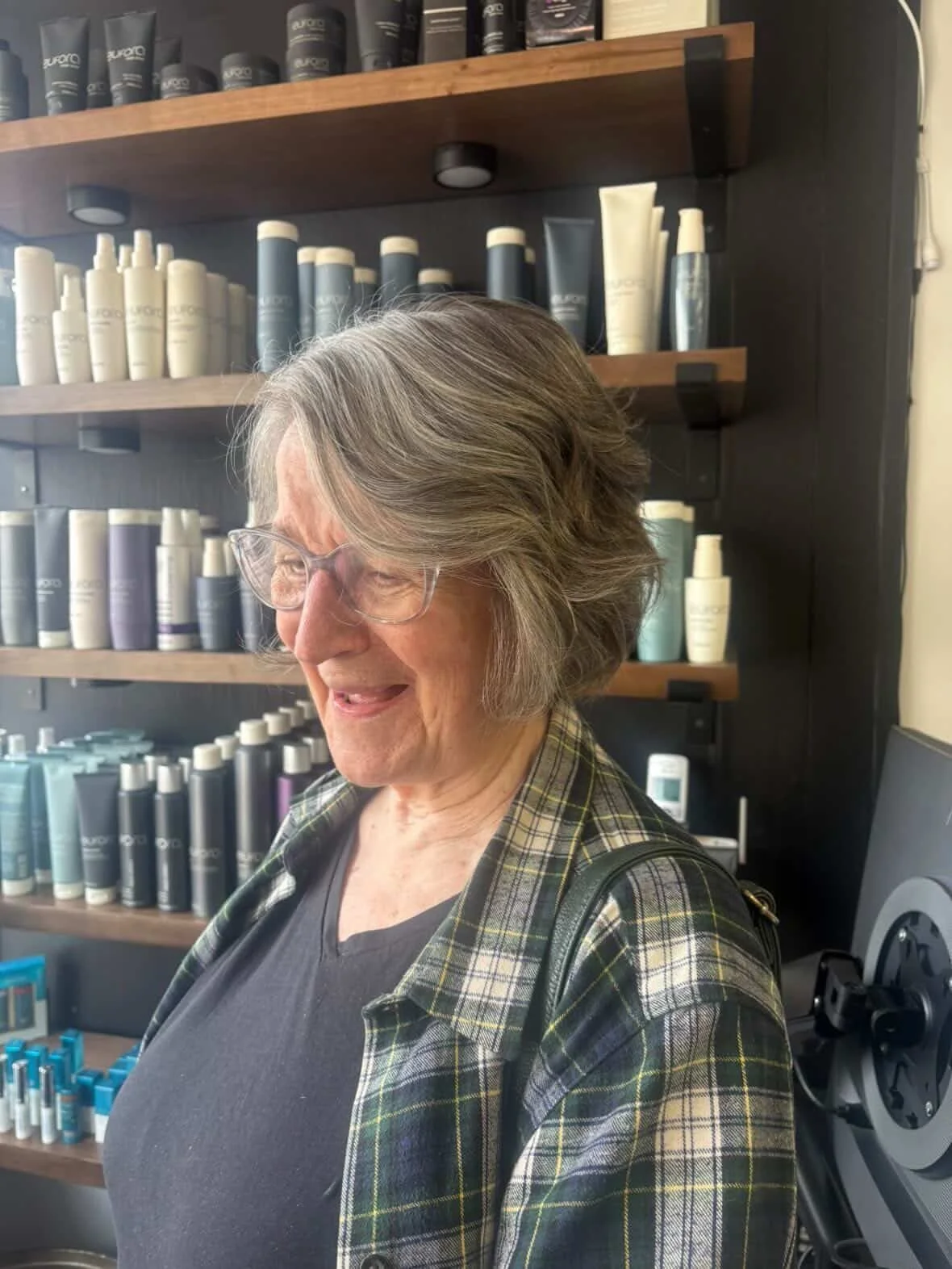 We love when our guests embrace their natural highlights 💁🏼&zwj;♀️

Checkout Jen G&rsquo;s guest rocking her natural grey/white hair and finding the perfect product for salon ready hair at home ✨