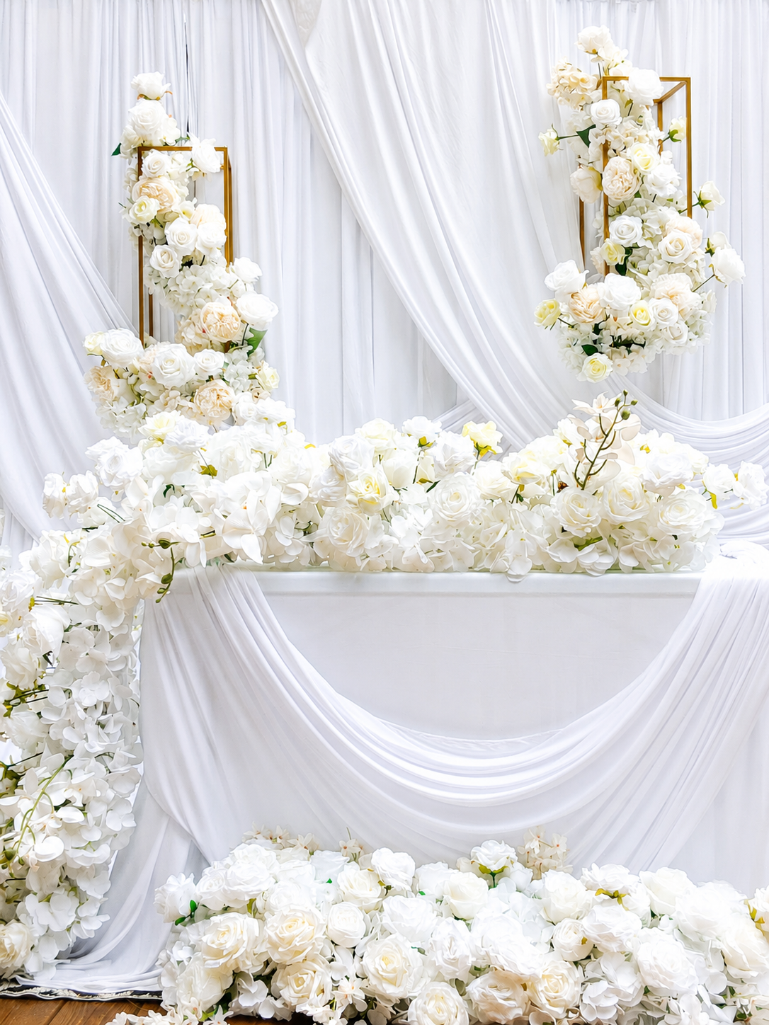 white florwers runner.png