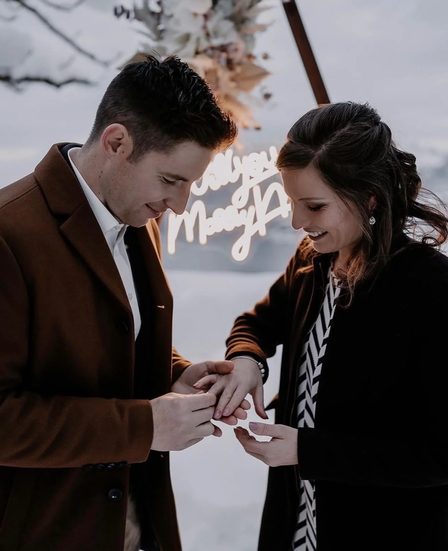 💍🇨🇭
We specialize in marriage proposals to ensure that this moment remains unforgettable for you.

Concept: @heiratsantragschweiz
Planning &amp; implementation: @traumtag_werkstatt
Location: @villahonegg
Photography: @merylgashiphotography
Decorat