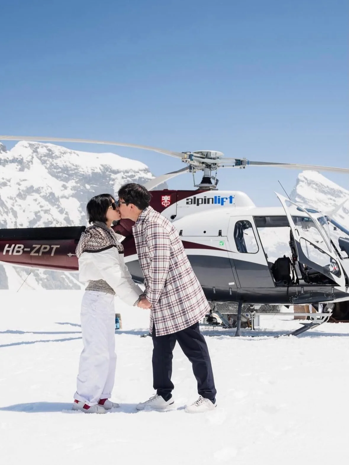 💍🇨🇭
A marriage proposal is a moment - we turn it into an experience.

🚁 Private helicopter flight
❄️ Landing on the glacier
🧀 Raclette in a unique setting
💍 The proposal. Perfectly staged.
📸 Captured forever.

📸 Accompanied by a professional 