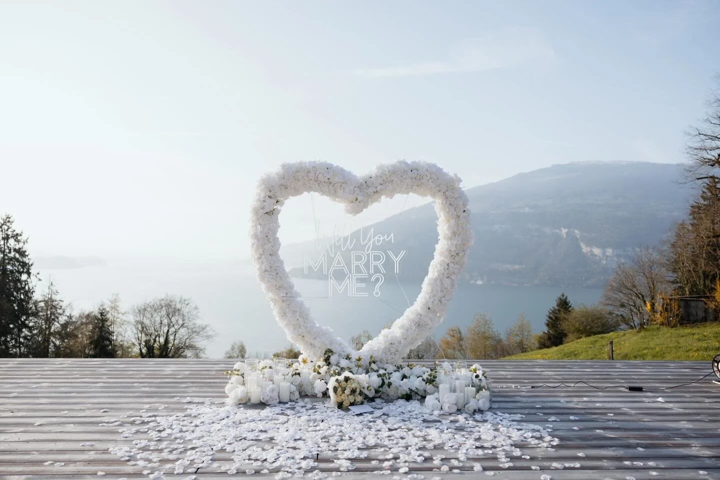 💍🇨🇭
Say &ldquo;YES&rdquo; with the Heart Arch Deluxe XS
Are you planning a marriage proposal and still looking for the perfect decorations?

We provide the backdrop for an unforgettable marriage proposal.✨

Whether on the terrace, by the lake, or 
