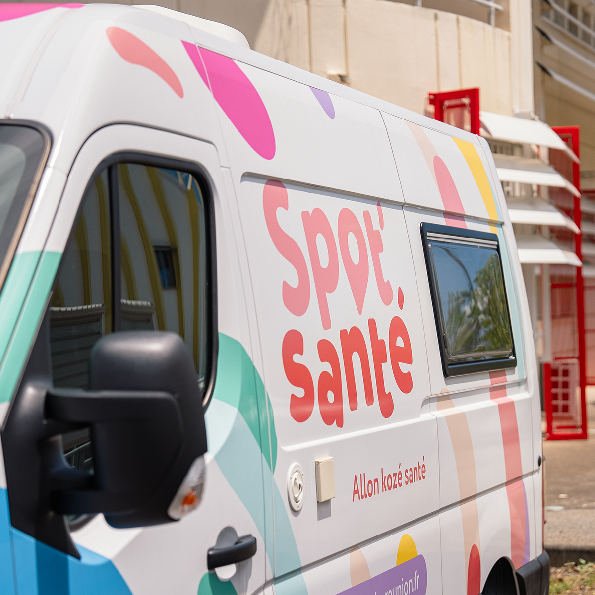 Université de La Réunion - Création de l'identité graphique du bus itinérant "Spot Santé", dédié à la sensibilisation des étudiants de toute l'île.