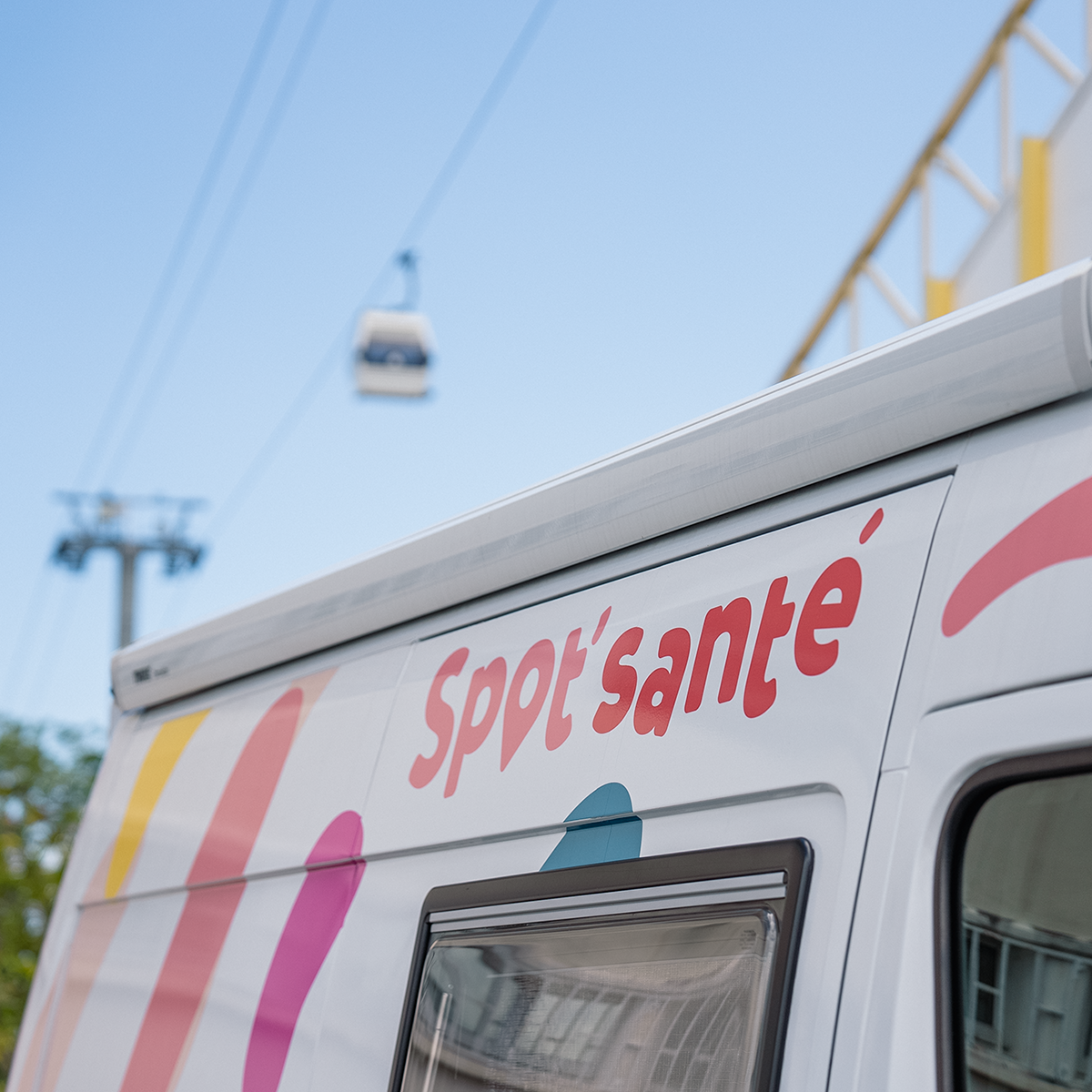 Université de La Réunion - Création de l'identité graphique du bus itinérant "Spot Santé", dédié à la sensibilisation des étudiants de toute l'île.