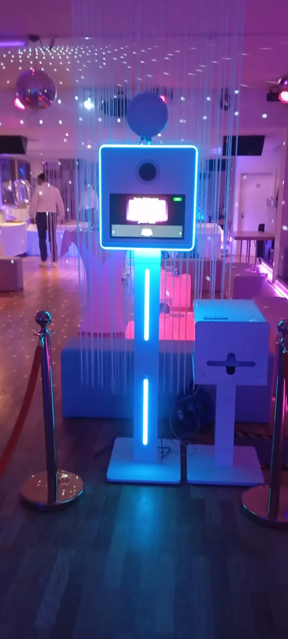 Edle Premium Fotobox von Photocat mit Neonbeleuchtung.