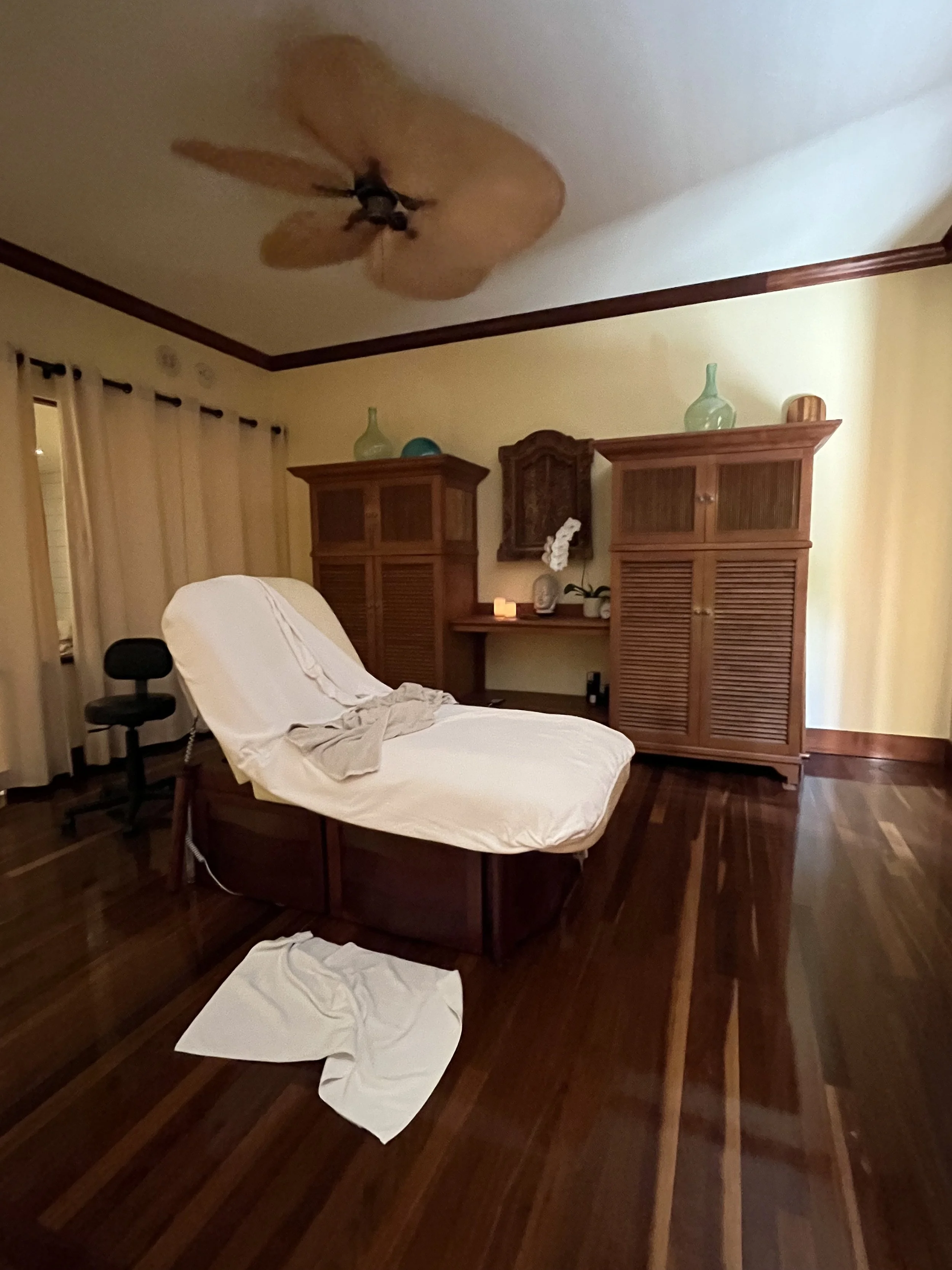 The spa and massage table at the Kahala Resort