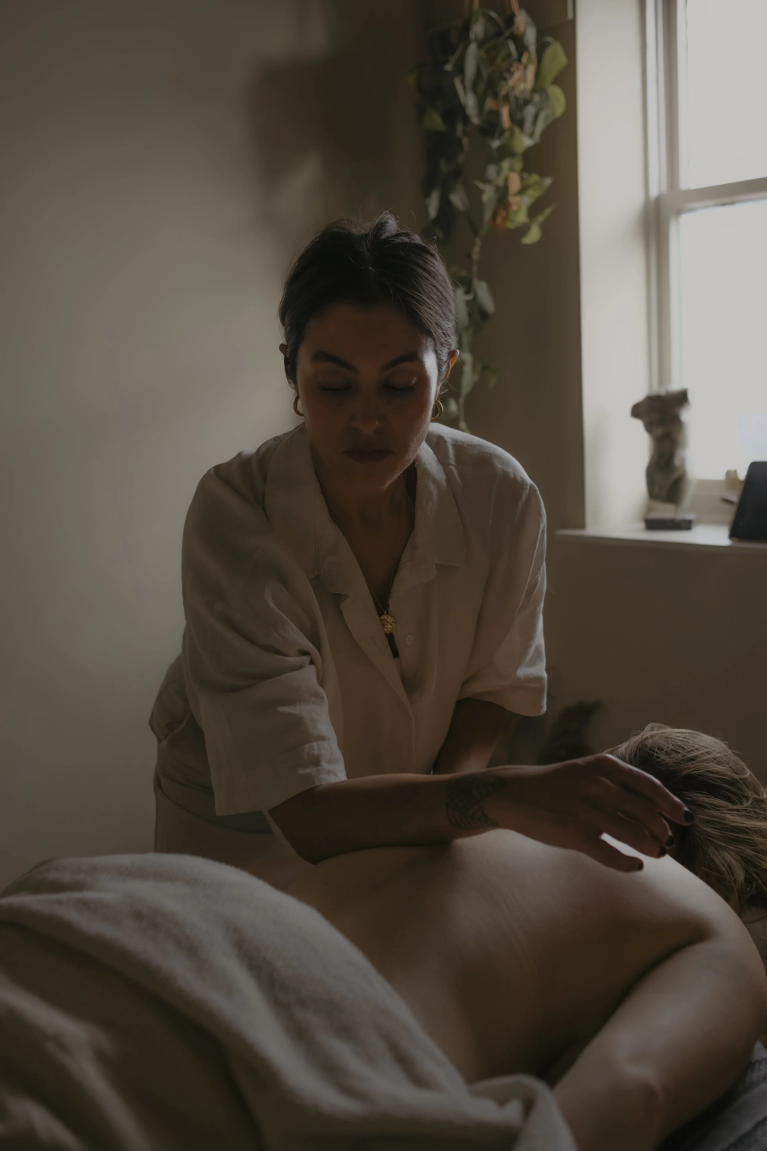 women's massage treatment, back massage on a woman by a holistic health practitioner in brighton