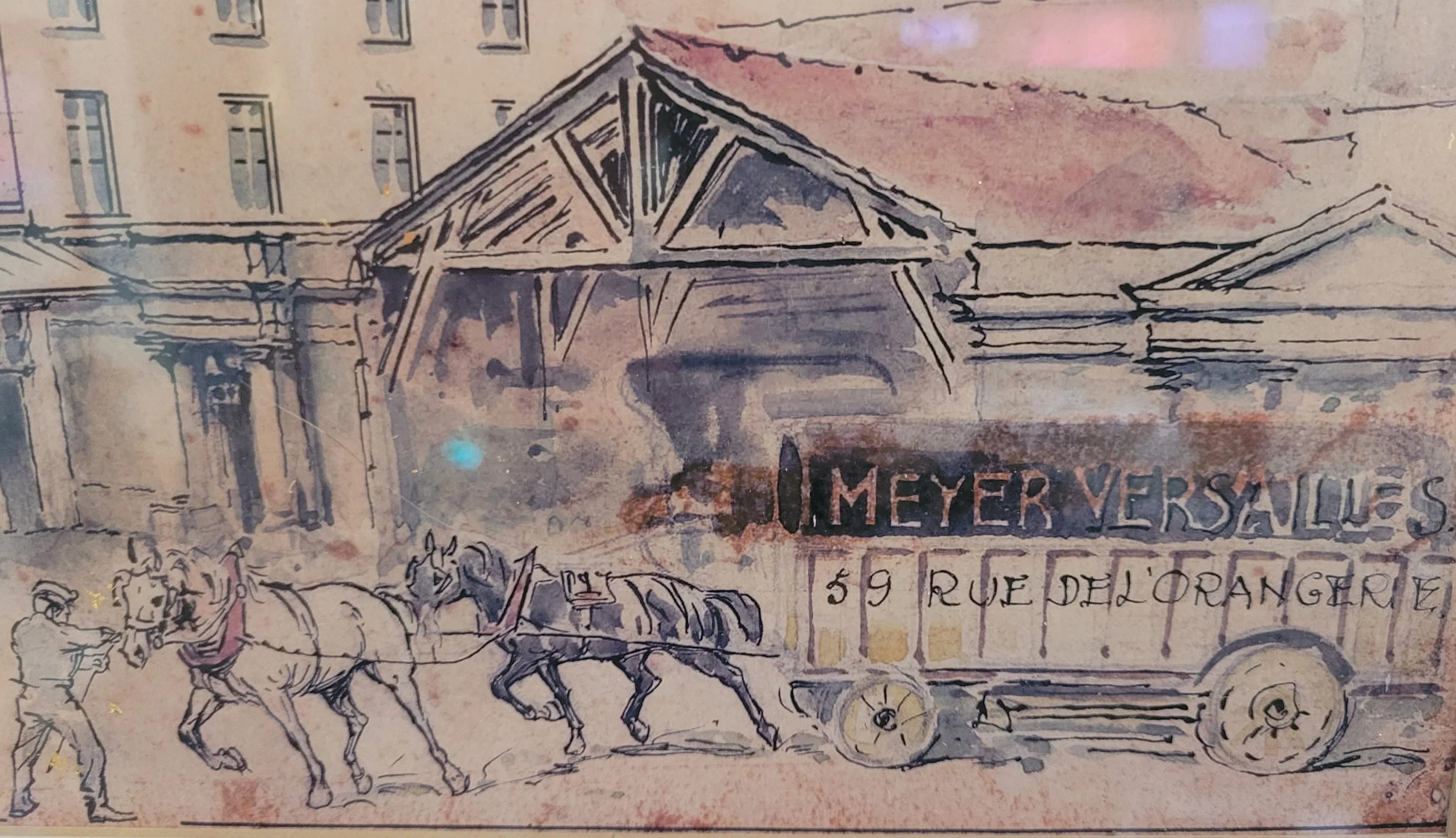 Dessin en aquarelle représentant un wagon publicitaire pour une boulangerie à Paris, 59 Rue de l'Orangerie, avec un harnais attaché à un manège où deux chevaux tirent le wagon. En arrière-plan, bâtiments parisiens.