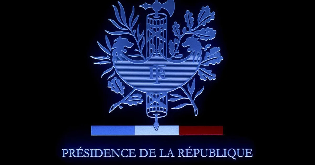 Logo de la présidence de la République française avec un emblème bleu au centre, entouré de feuilles, et un fond noir, avec la phrase "PRÉSIDENCE DE LA RÉPUBLIQUE" en dessous.
