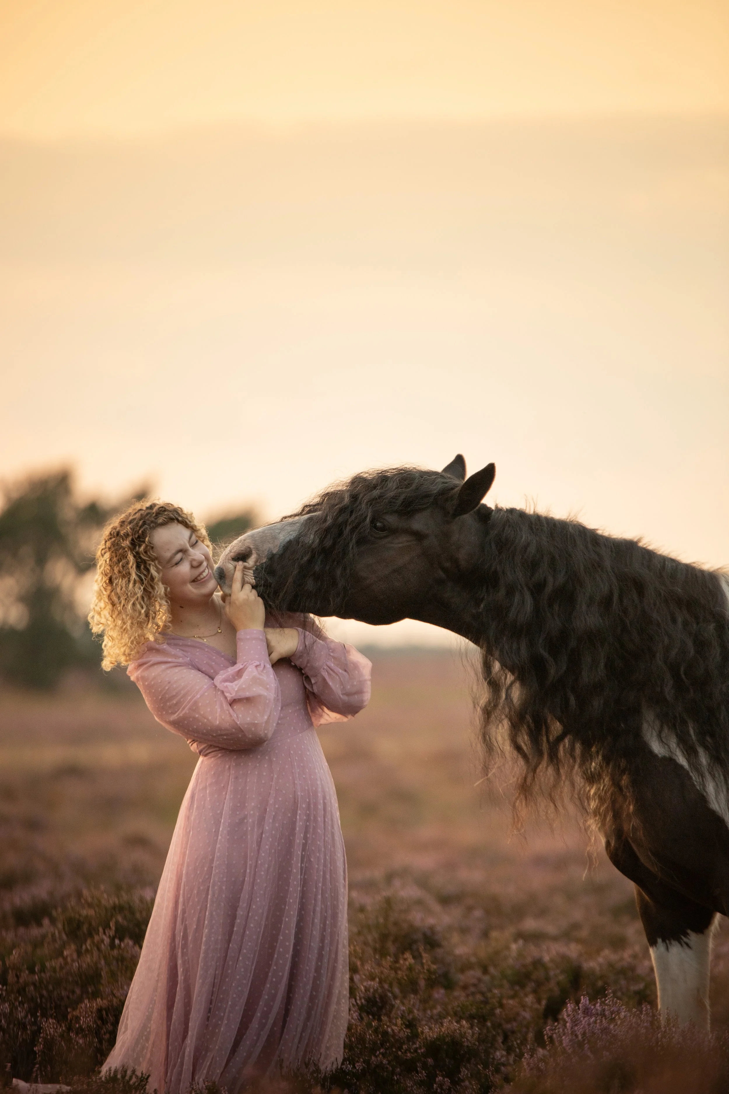 lachtende vrouw met paard tussen de heide.jpg