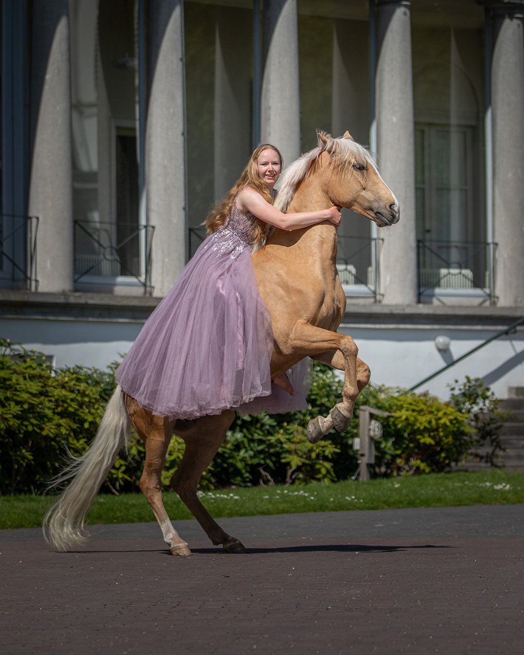 AnnVisser-Fotografie-paard-stijgerend-en-dame-jurk-soestdijk.jpg