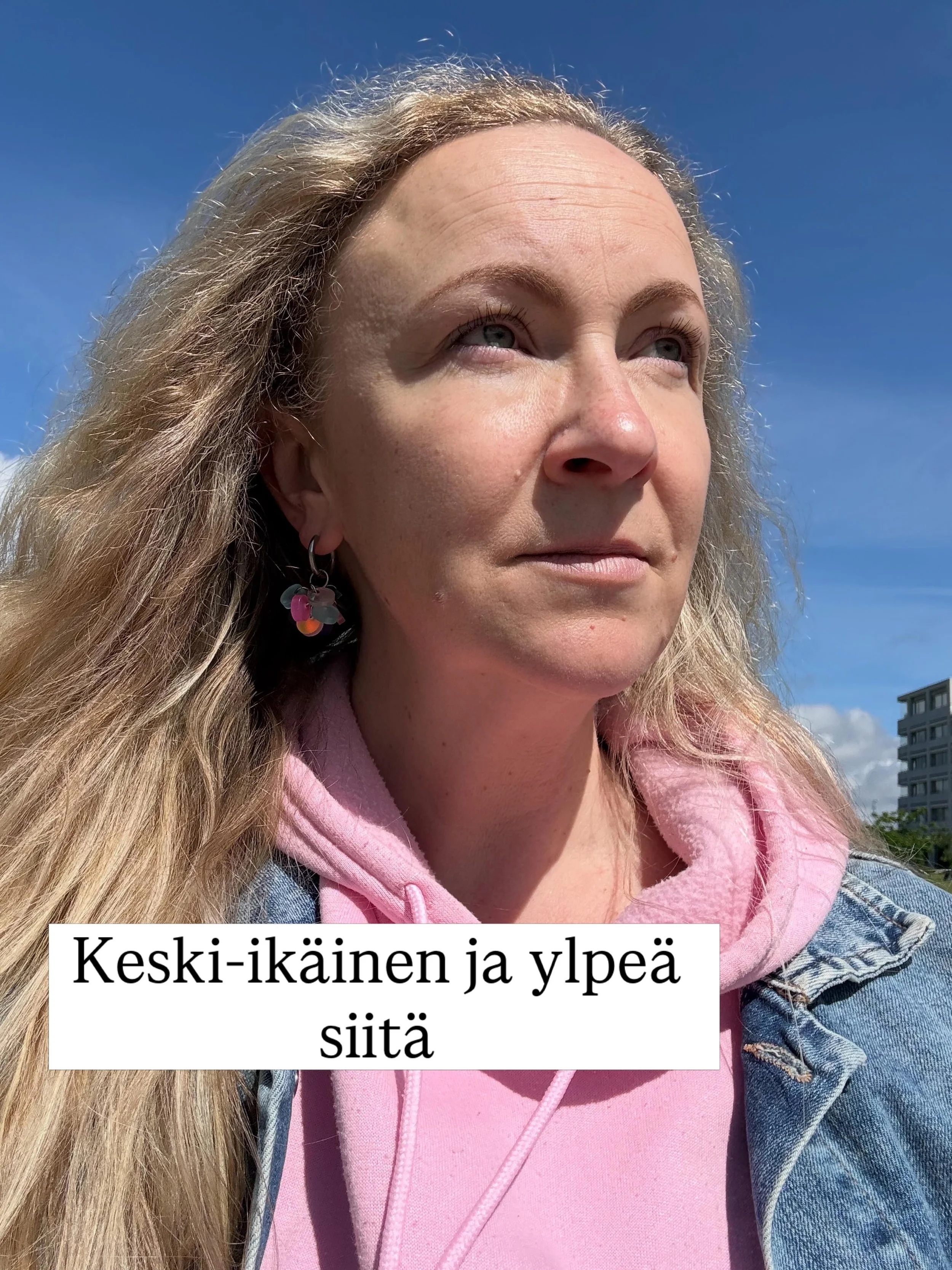 T&auml;yt&auml;n t&auml;n&auml;&auml;n 46. 
Oon huomannut, ett&auml; keski-ik&auml;isest&auml; puhutaan usein naurahdellen, vitsaillen tai v&auml;h&auml;tellen. 

Ajatellaan ett&auml;, nuoruus olisi joku el&auml;m&auml;n huippu ja kaikki sen j&auml;l