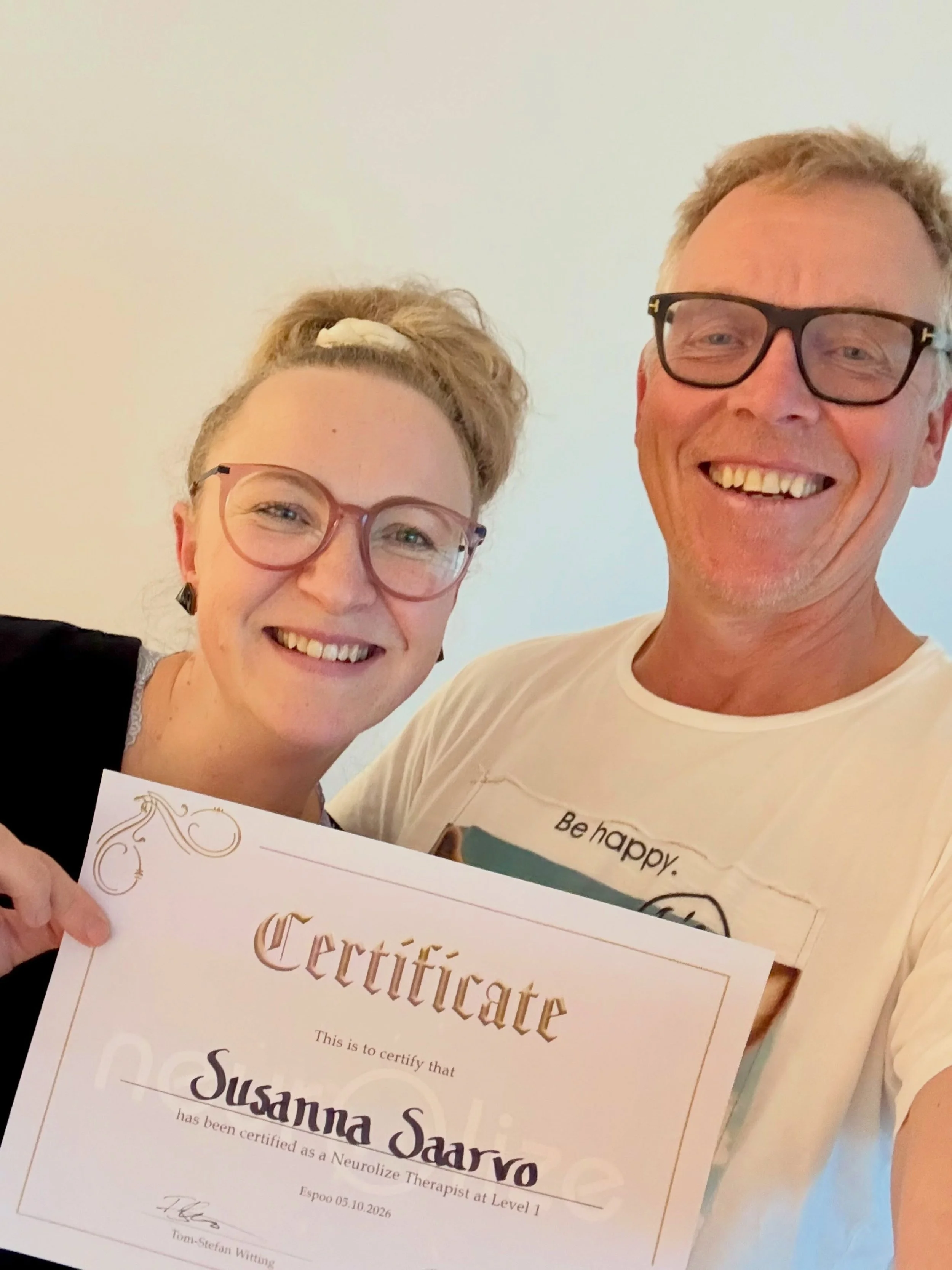 Neurolize n&auml;ytt&ouml;koe takana ja voin kutsua itse&auml;ni virallisesti tason 1 Neurolize-terapeutiksi!!

Oon syv&auml;sti kiitollinen t&auml;st&auml; menetelm&auml;st&auml; monestakin syyst&auml;. Ensinn&auml;kin se on syvent&auml;nyt mun yrit
