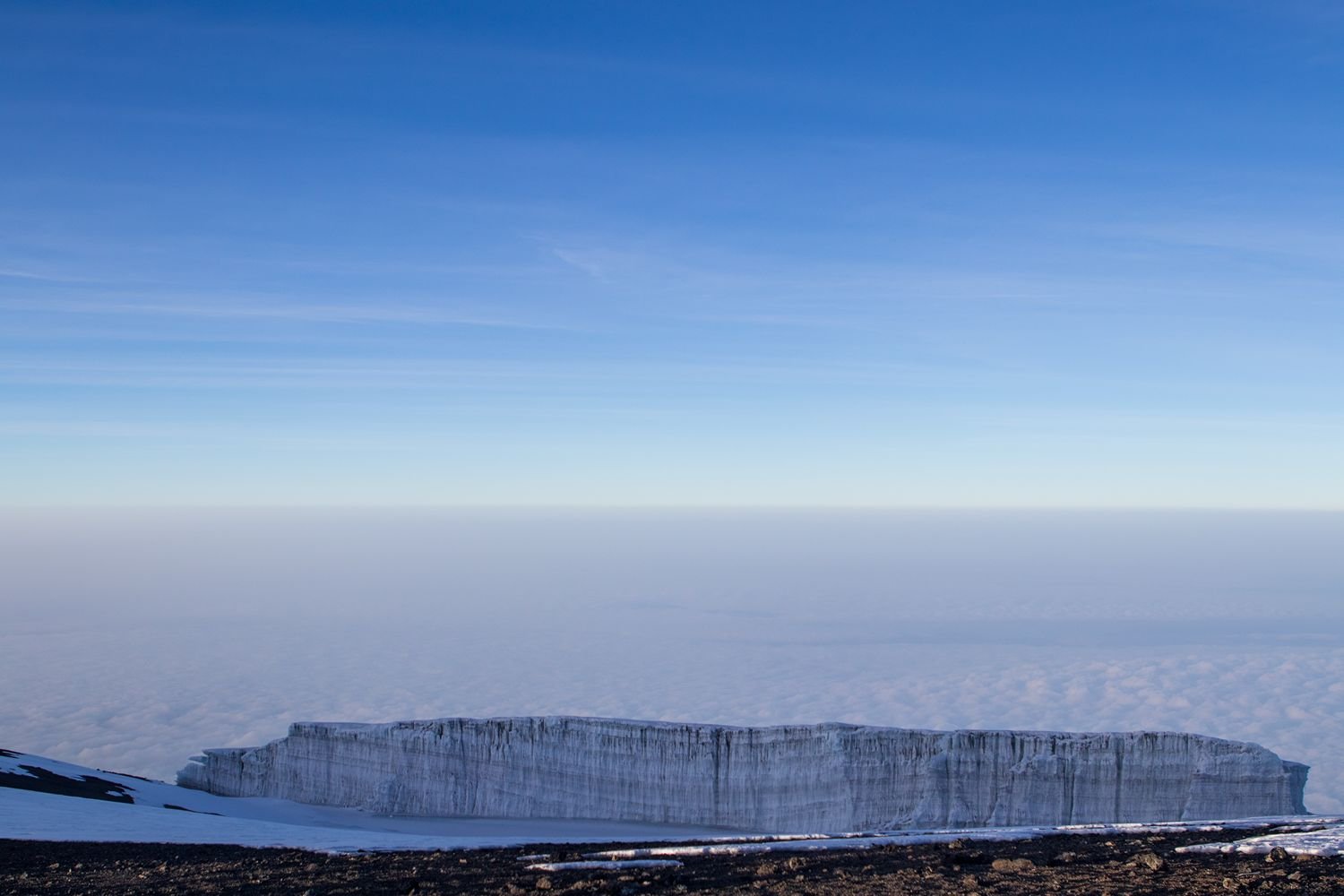 Een gletsjer met blauwe lucht op de top van de Kilimanjaro.