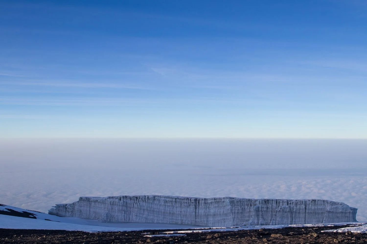 Een gletsjer met blauwe lucht op de top van de Kilimanjaro.