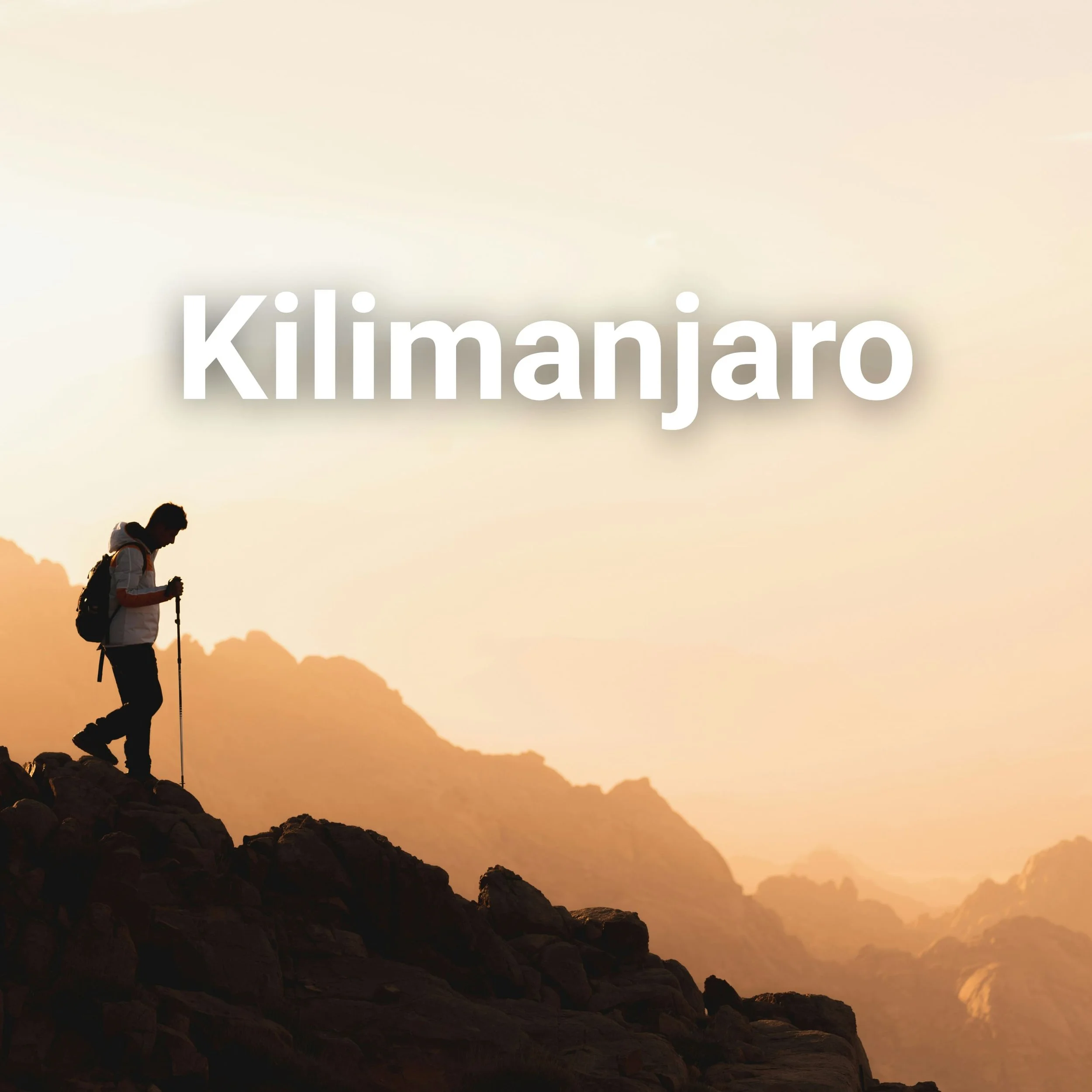 Een silhouet op een zwarte oranje berg tijdens zonsopgang, bij de beklimming van de Kilimanjaro.