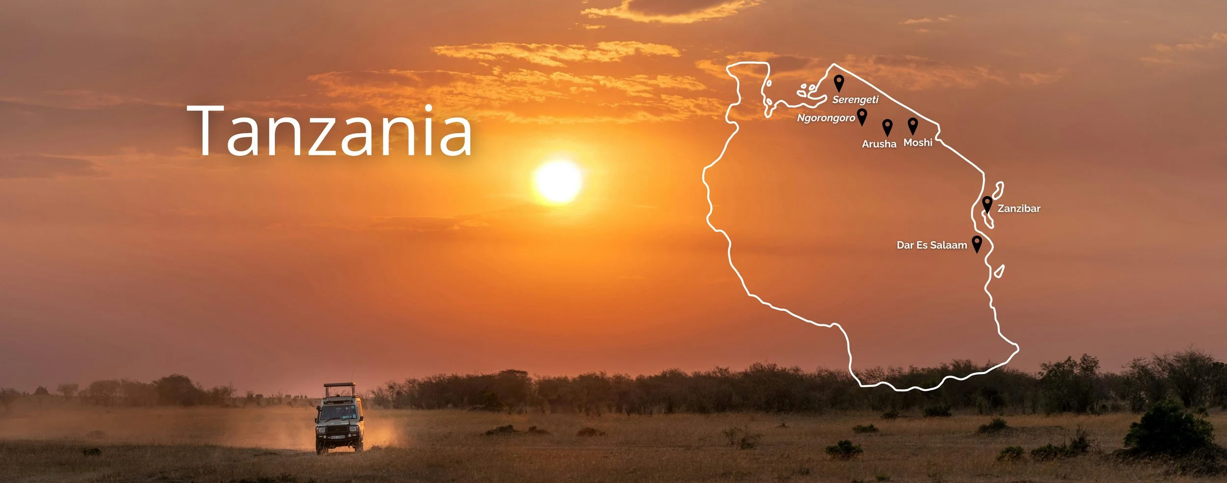 Een zonsondergang over de Afrikaanse savanne met een safari-auto op de voorgrond. Er zit een kaart over Tanzania met plaatsen zoals Serengeti, Ngorongoro, Arusha, Moshi & Zanzibar.