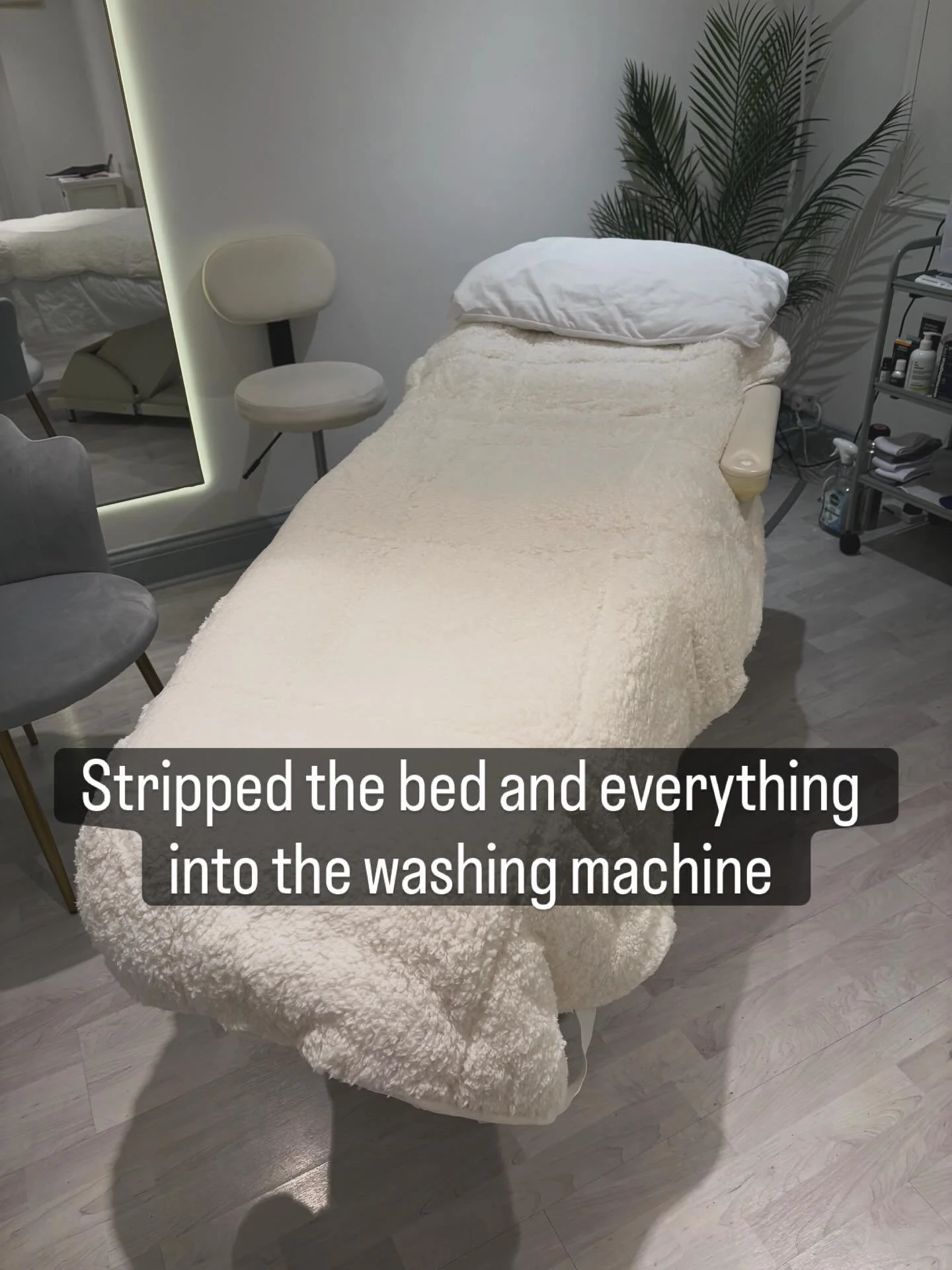 Fresh bedding, fresh energy ✨ Ready to welcome a new week of beauty, calm, and glow-ups 💆&zwj;♀️🤍