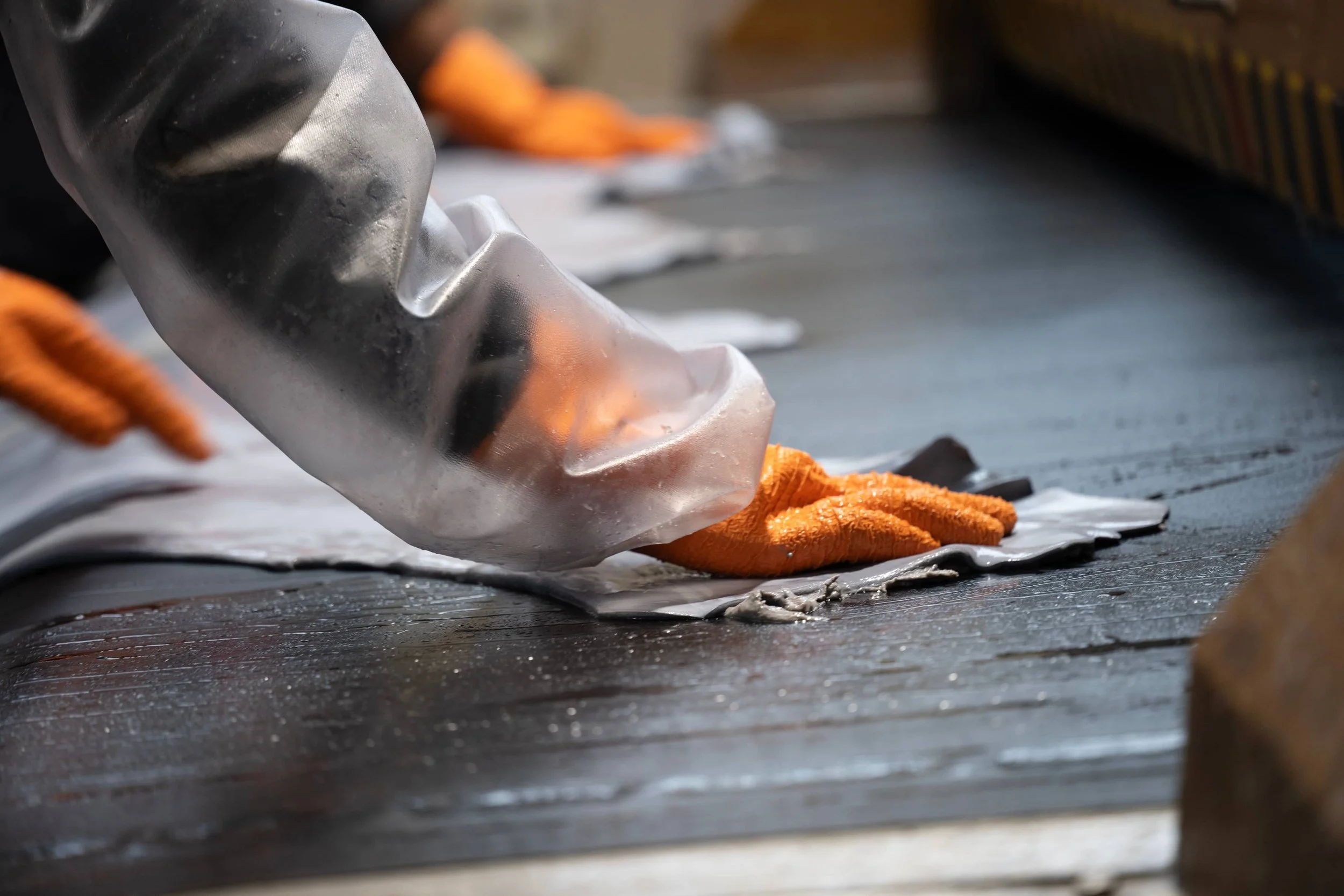 Lavorazione a mano della pelle in fase di bagnato – Italpelli
