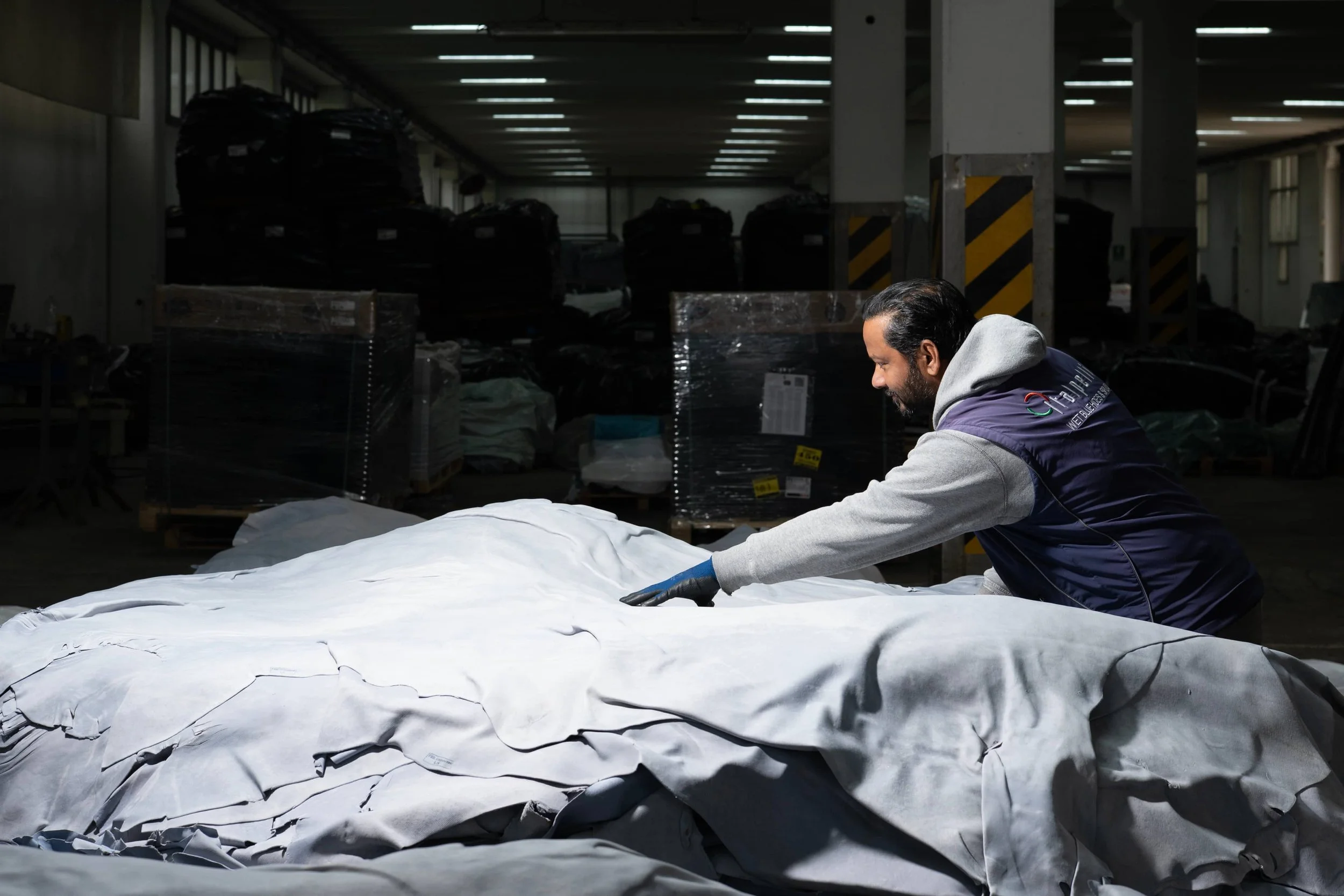 Operatore Italpelli al lavoro in magazzino