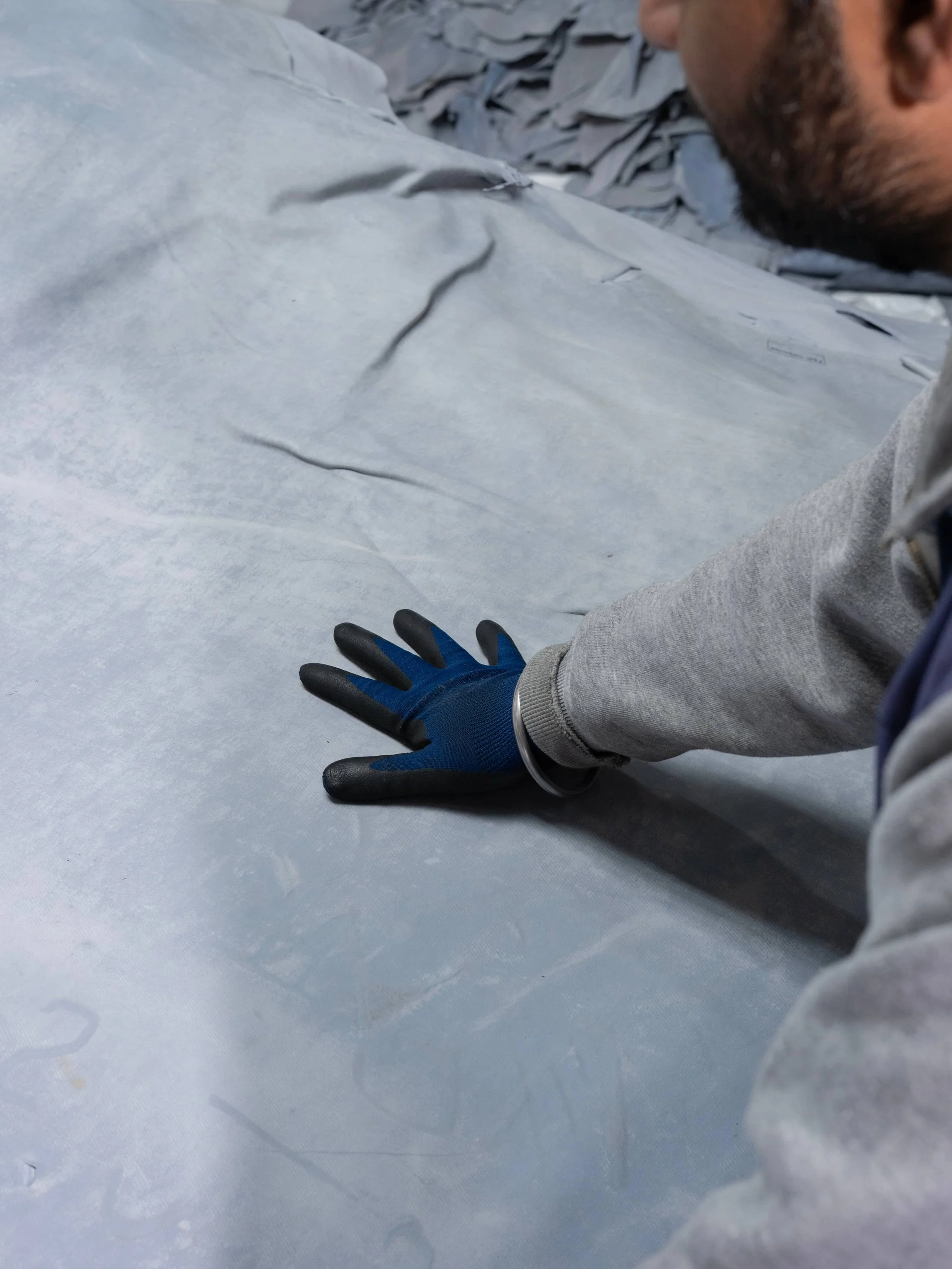 Operatore Italpelli controlla a mano una pelle Wet Blue durante la selezione