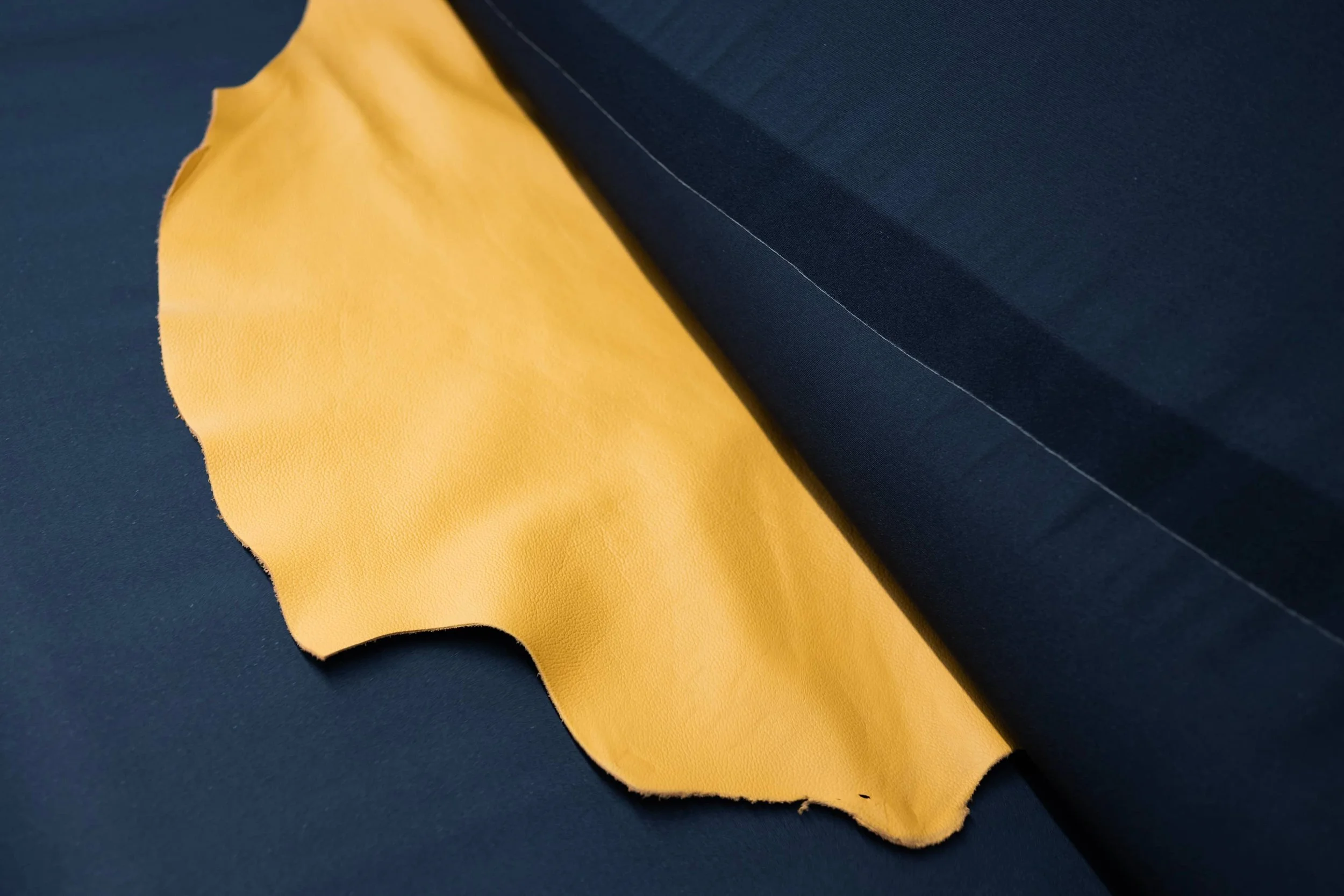 Pelle Fiore Finito color senape in asciugatura – Italpelli