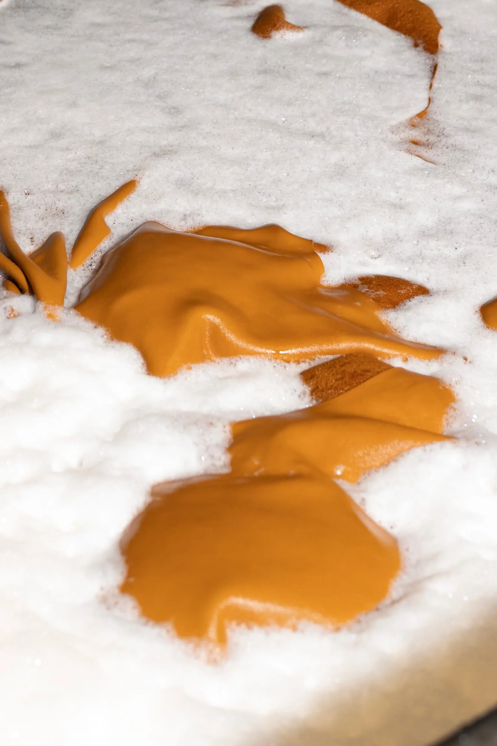 Pelle color ocra durante la fase di tintura a botte in Italpelli