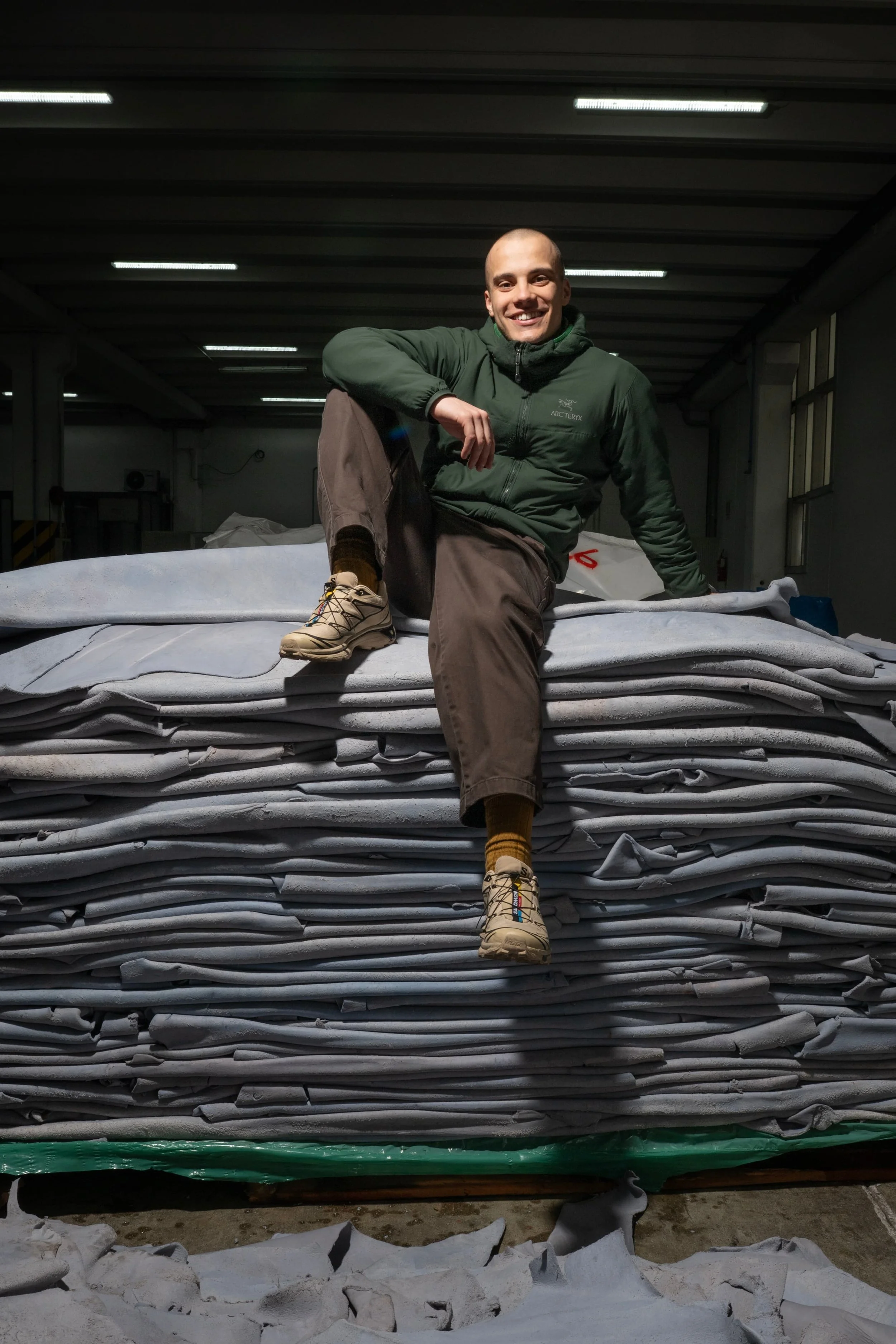 Edoardo Lazzari, della famiglia Lazzari, seduto su una pila di pelle Wet Blue nel magazzino Italpelli
