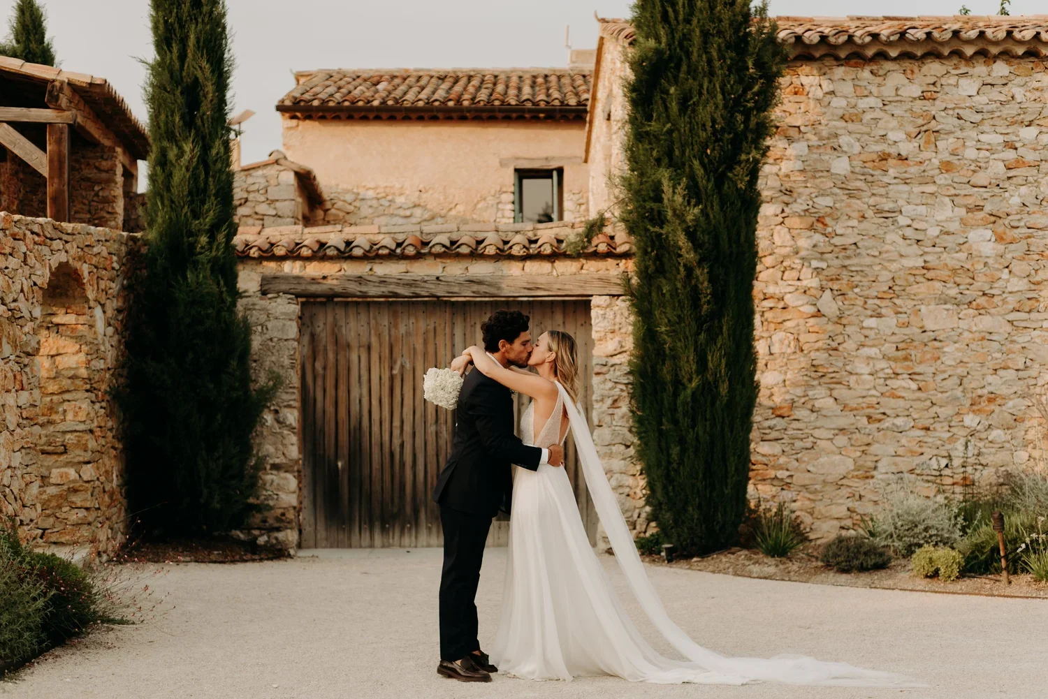 mariage-provence-grange-javon-marine+morgan-thelovers758.jpg.webp