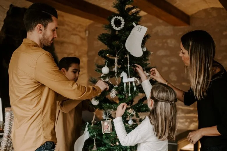 Décoration du sapin de noël en famille - Beaulieu