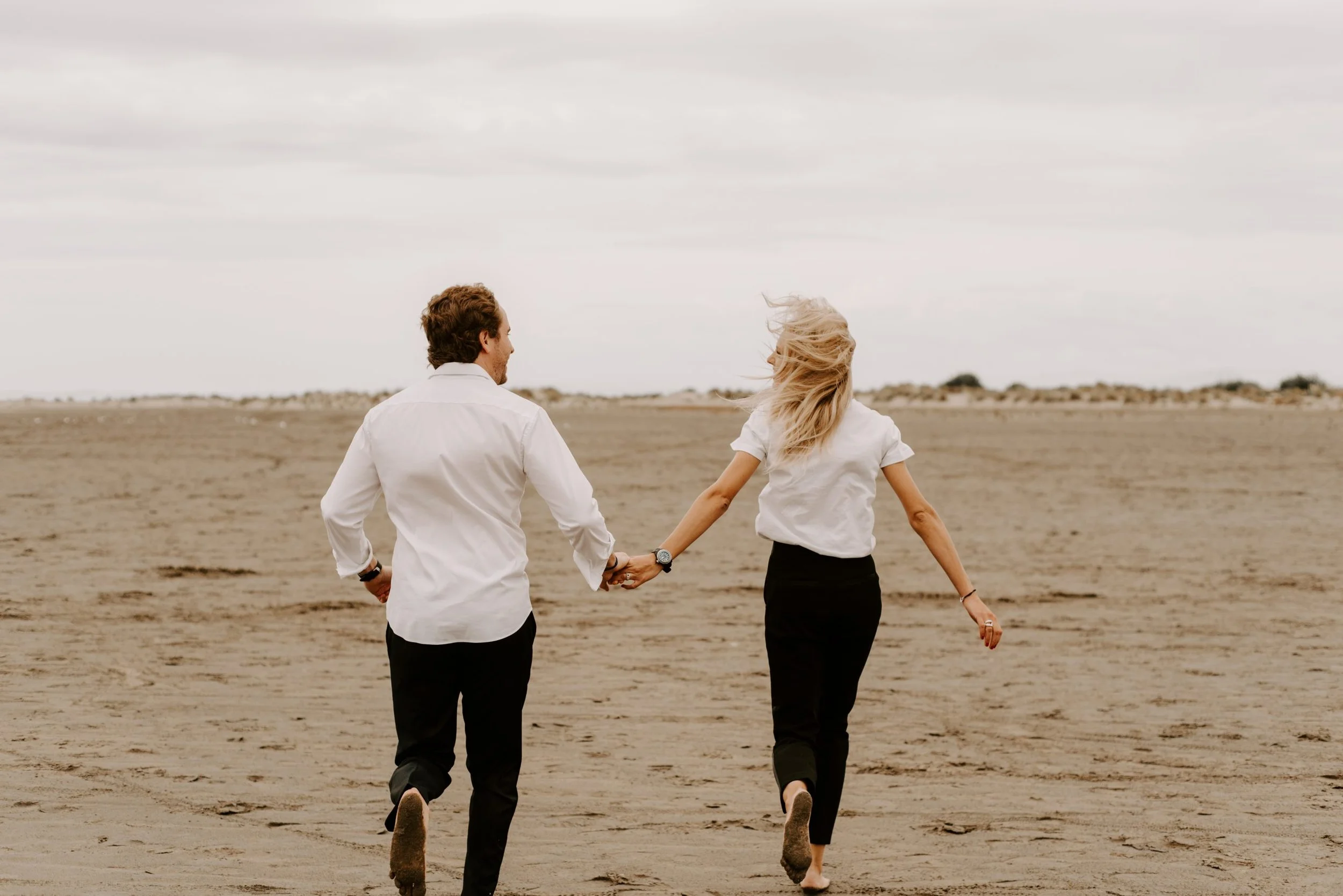 seance-engagement-plage-espiguette-photographe-couple-thelovers23.jpg