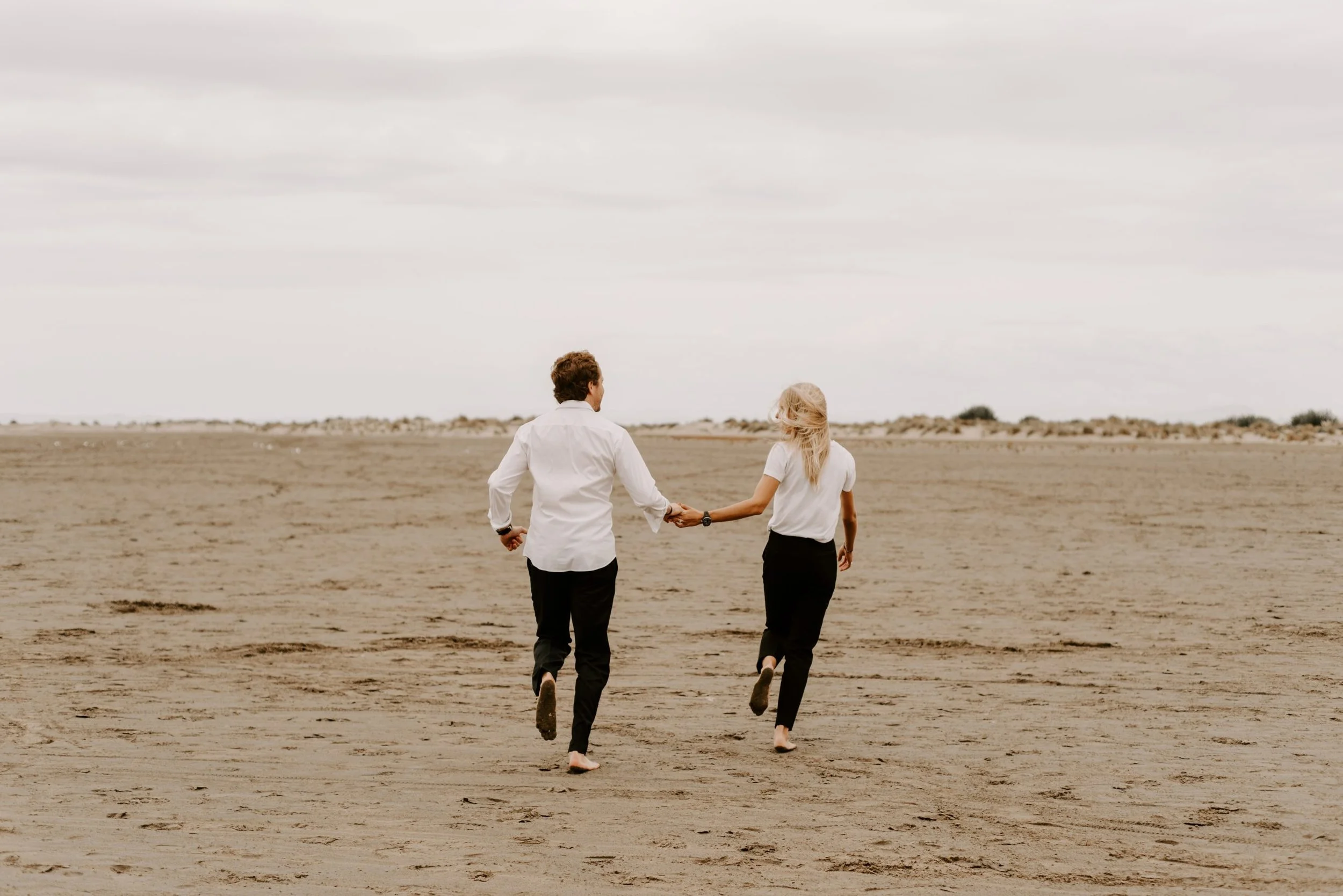 seance-engagement-plage-espiguette-photographe-couple-thelovers24.jpg