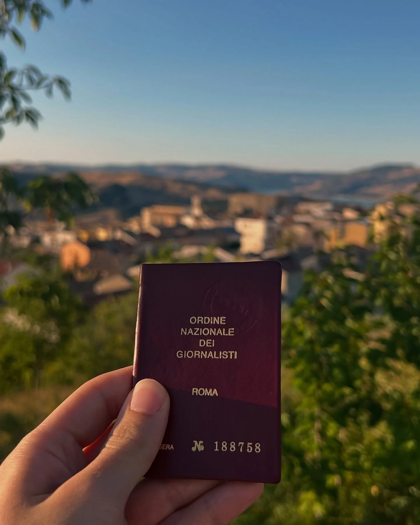 Attese, speranze e sogni

Quel giorno che sembrava non arrivare mai.
Ogni difficolt&agrave; lo ha reso ancora pi&ugrave; importante.
Un percorso iniziato tanti anni fa, a cui oggi ho messo un punto. Quella via tortuosa aveva una fine, anche quando io