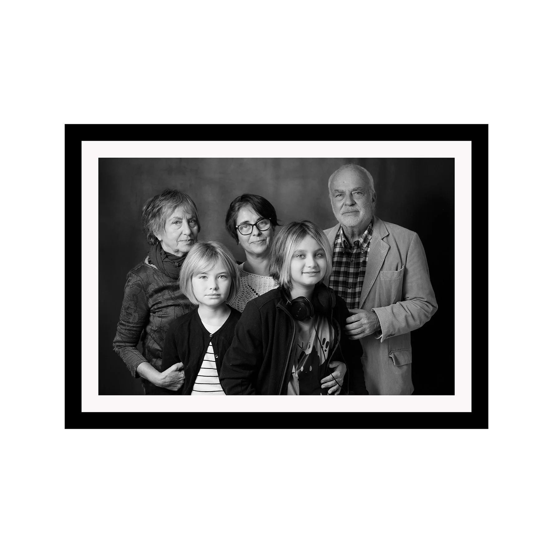 Ritratto fotografico stampato in misura 42x60 con cornice in legno nero matt 45x63