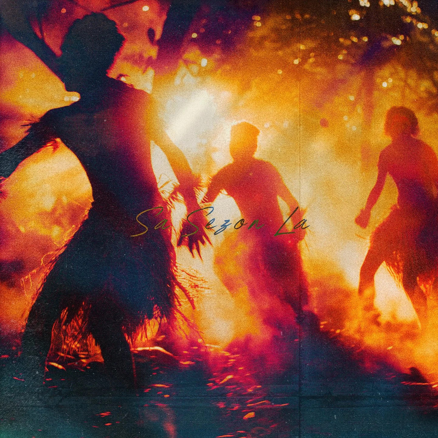 Four tribal figures in front of a fiery background, with the text 'Sábado de la' overlayed.