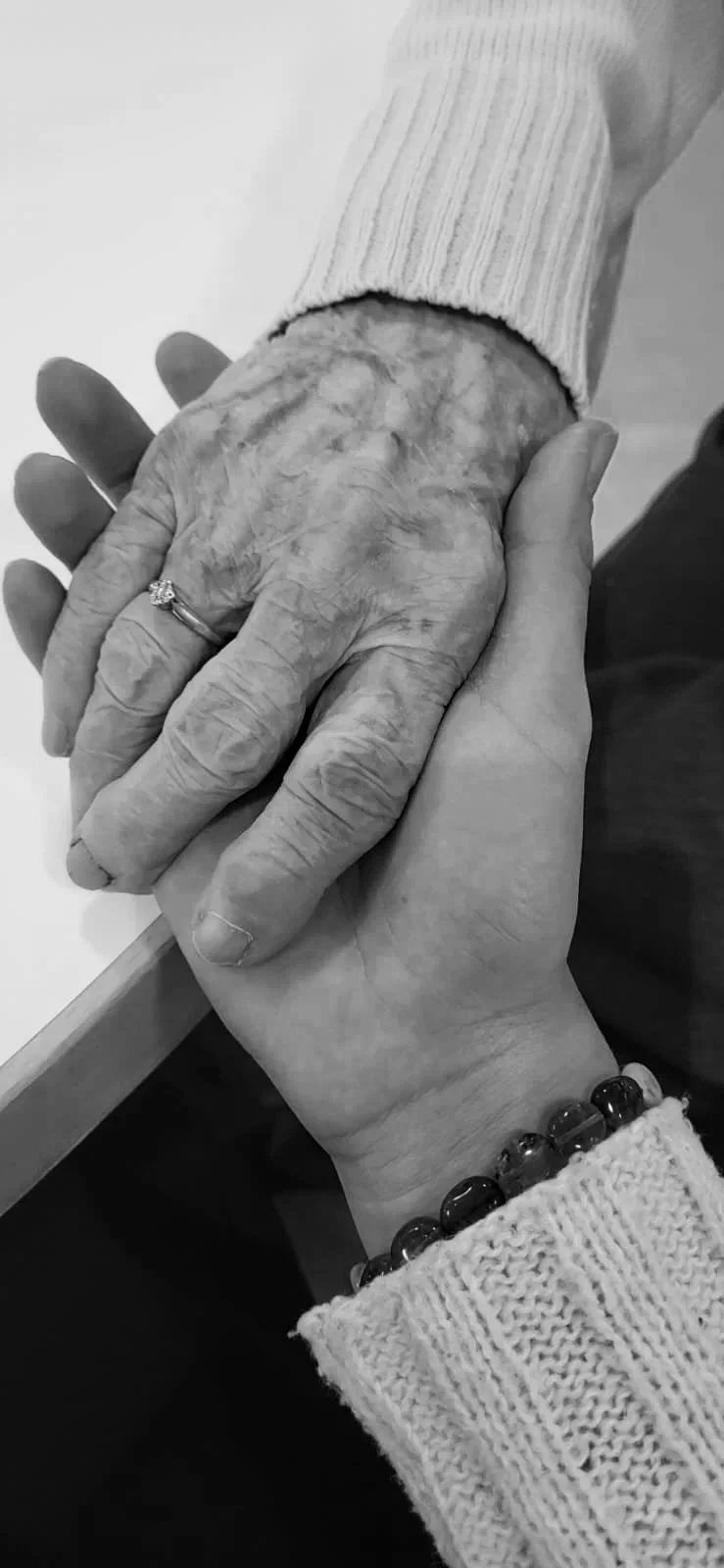 Loane et sa grand-mère se tenant la main