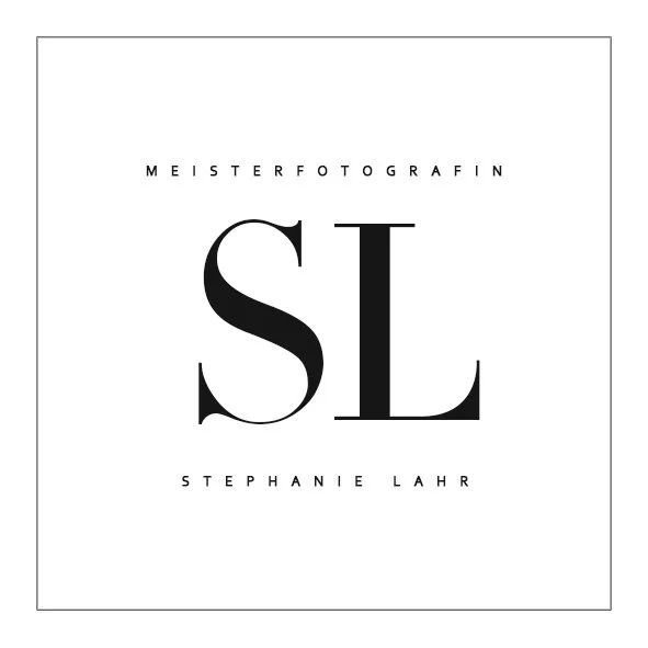 Grafik mit den Buchstaben 'SL' und den Texten 'Meisterfotografin' oben und 'Stephanie Lahr' unten