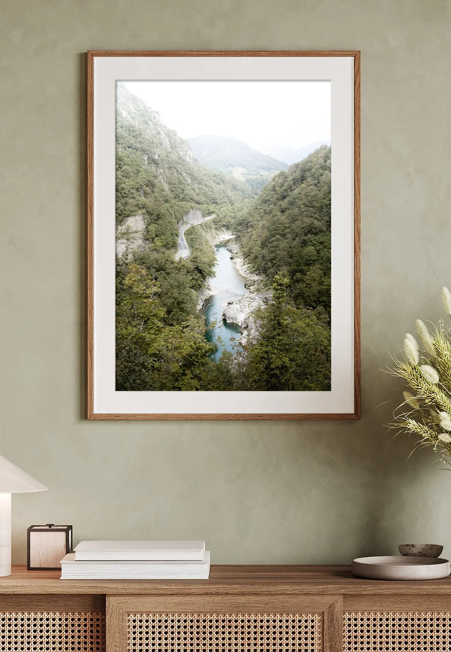 Blick auf das Soca Tal, Slowenien. Gerahmtes Foto an der Wand im Hochformat