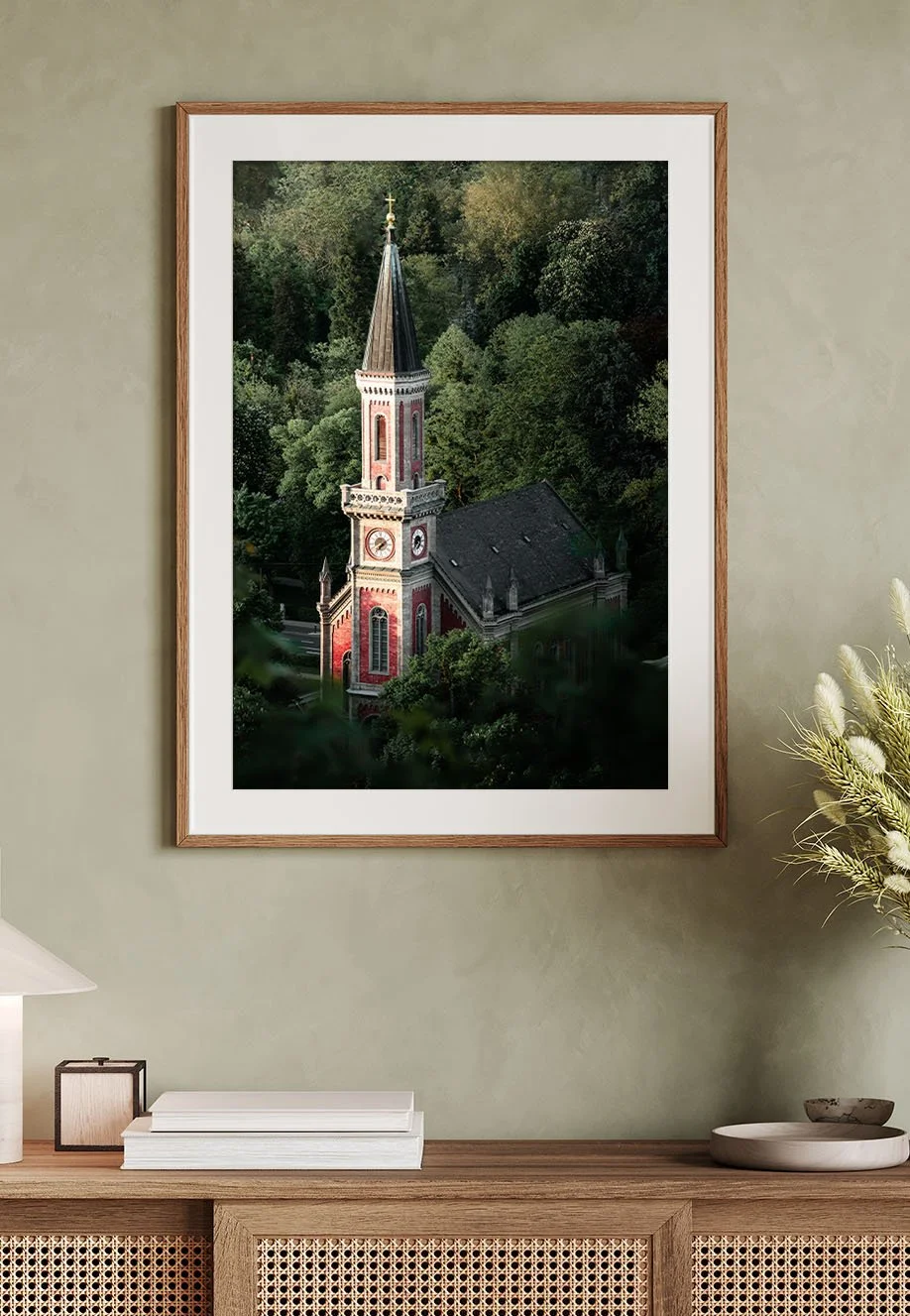 Ein gerahmtes Foto eines Kirchturms in Salzburg