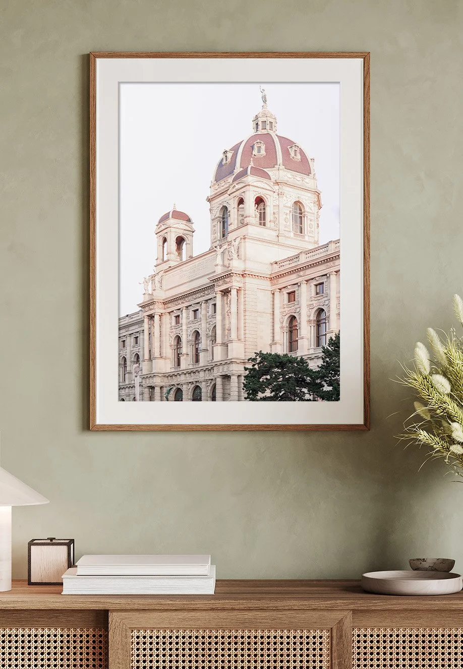 Fotografie eines historischen Gebäudes, dem Naturhistorischen Museum in Wien, mit einer großen Kuppel, klassischer Architektur, vor hellem Himmel