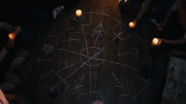 GEESTIG
Telefilm

De geest van Anna, een studente uit de jaren &rsquo;70, belandt plots in het lichaam van de 19 jarige Quinn. Als Boomer geest in een GenZ lichaamontdekt ze al snel dat de wereld enorm veranderd is.

Regie: @ivovanaart 
Producent: @g