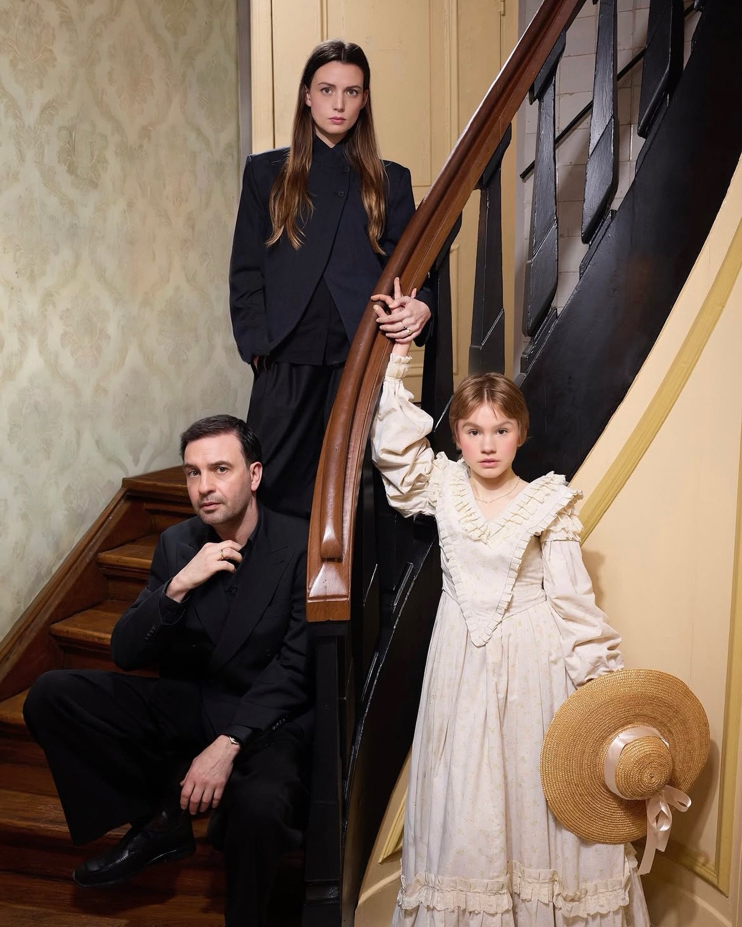 THE NETHER
Theater (seizoen 26/27)

Regie: @dariabukvic 
@theateroostpool 

Met: @gaitejansen @spitzenbergerjeroen @clarette.schouten @yassinexelouardi &amp; @peter.bolhuis 

Vanaf maart 2027 te zien💐🪓